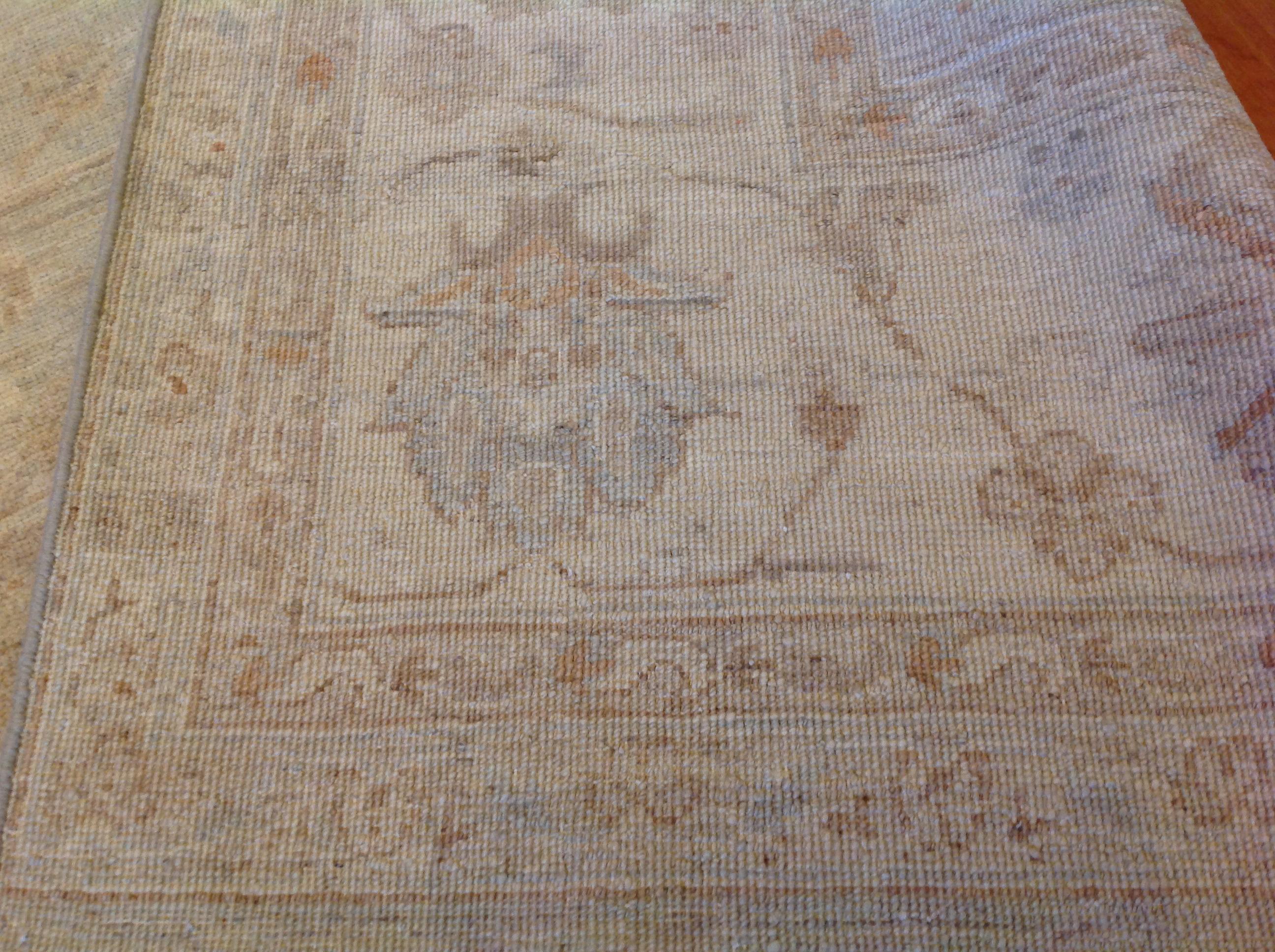 Traditioneller pakistanischer Wollteppich im Angebot 1