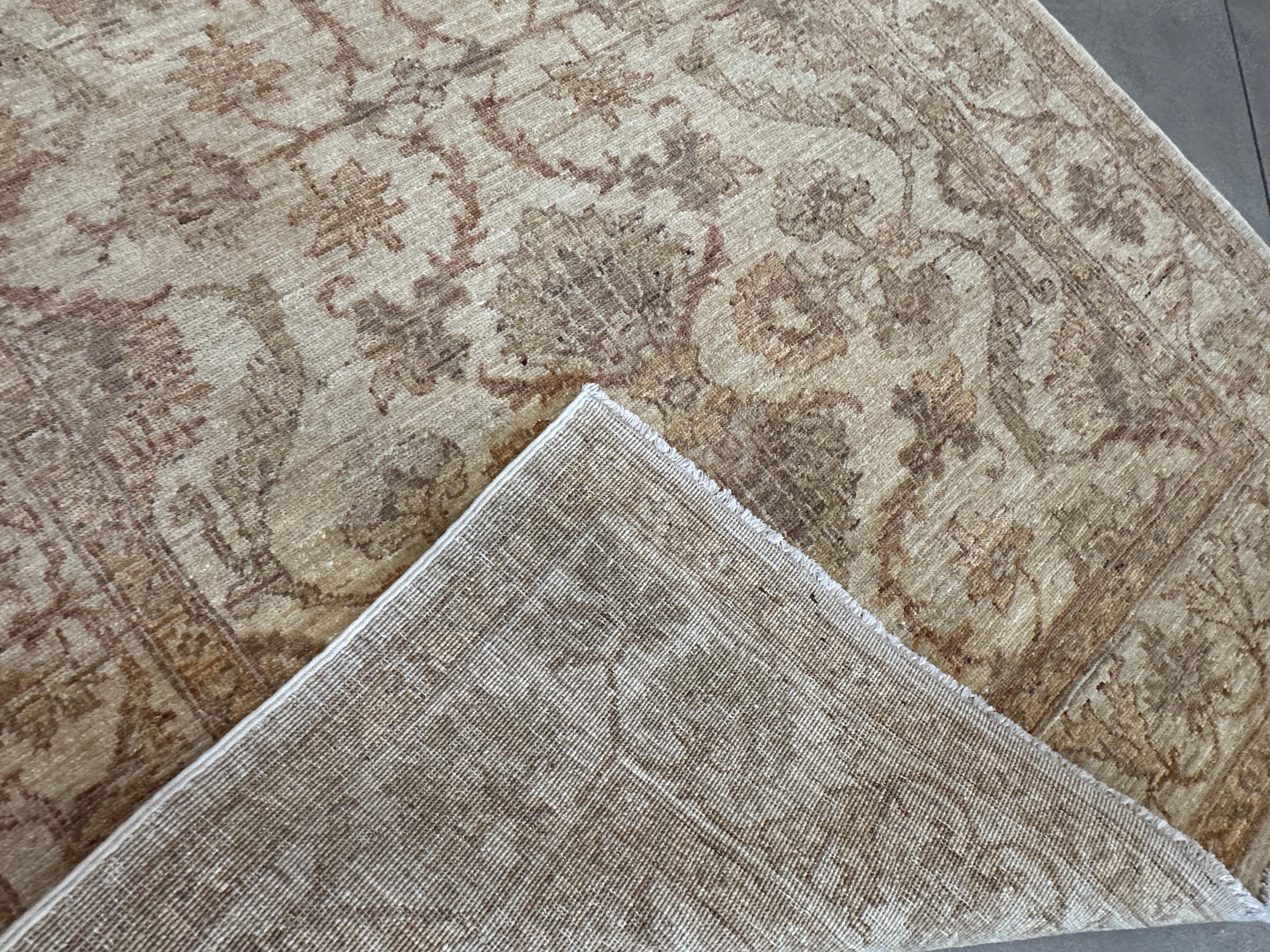 Tapis traditionnel pakistanais en laine - 4x6 Browns et Beiges doux en vente 3