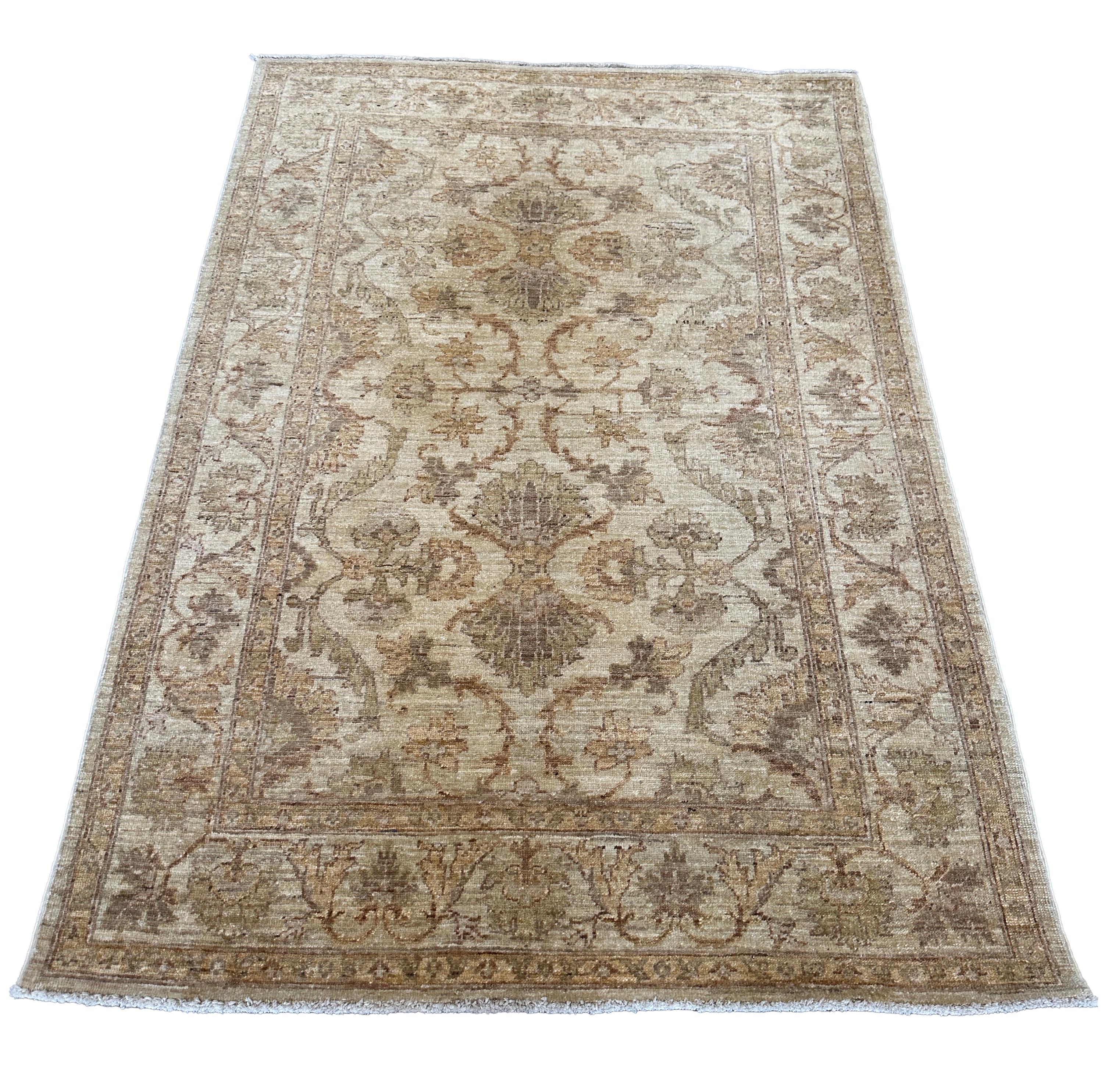 Ajoutez une sophistication intemporelle à votre espace avec ce tapis traditionnel en laine pakistanaise, fabriqué en 2010. Mesurant 3'9