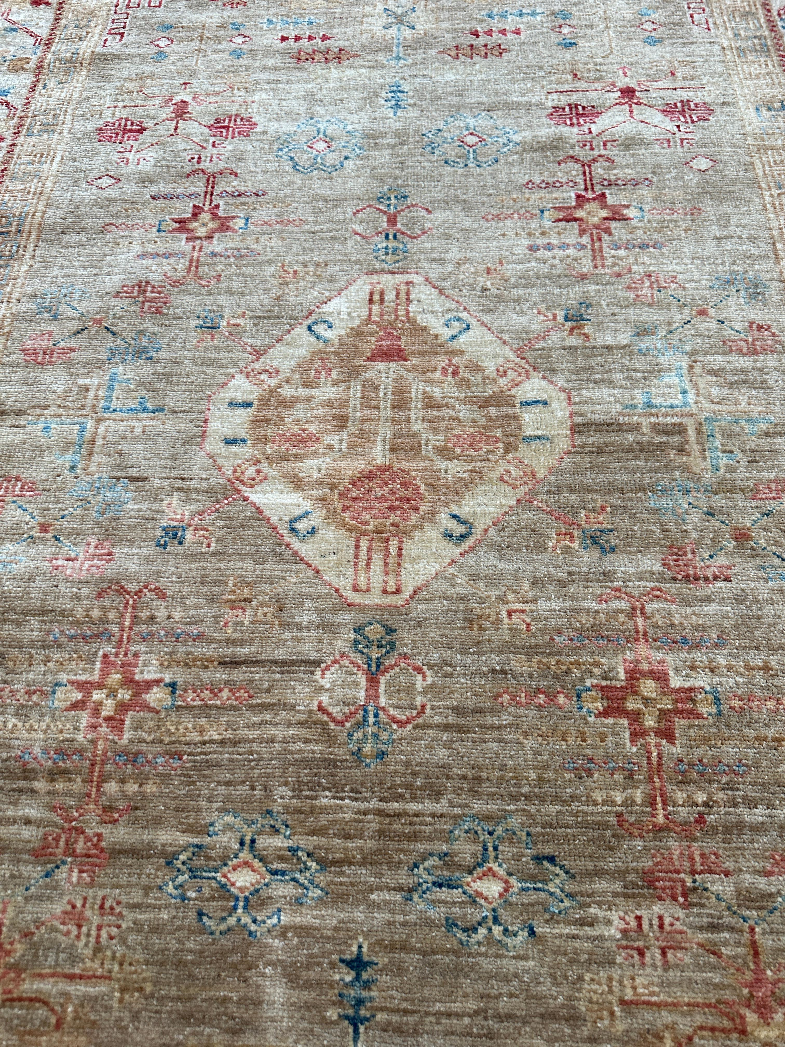 Alfombra tradicional paquistaní de lana - 4x6 Naranjas, azules y cremas vibrantes Anudado a mano en venta