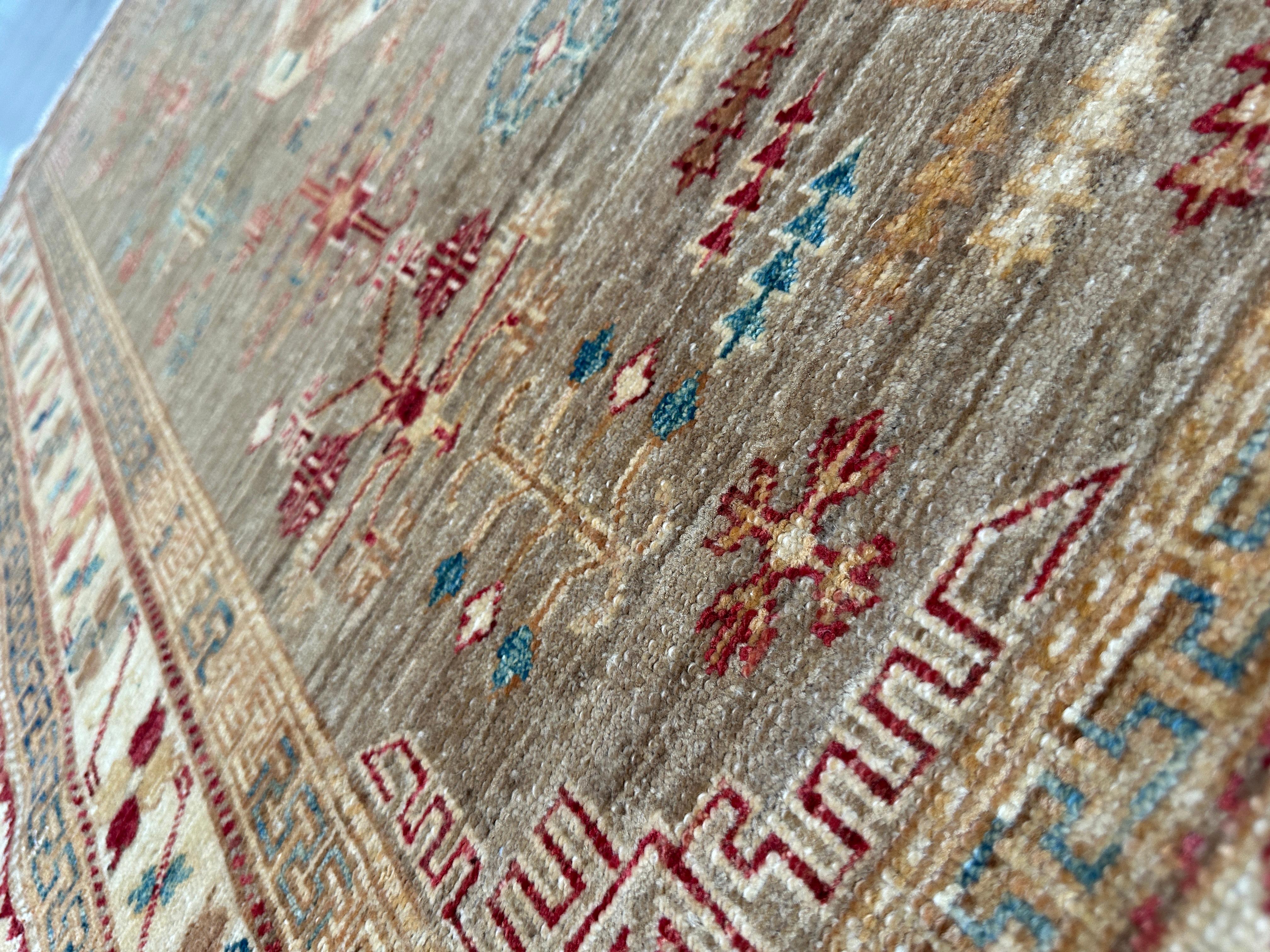 Alfombra tradicional paquistaní de lana - 4x6 Naranjas, azules y cremas vibrantes Siglo XXI y contemporáneo en venta