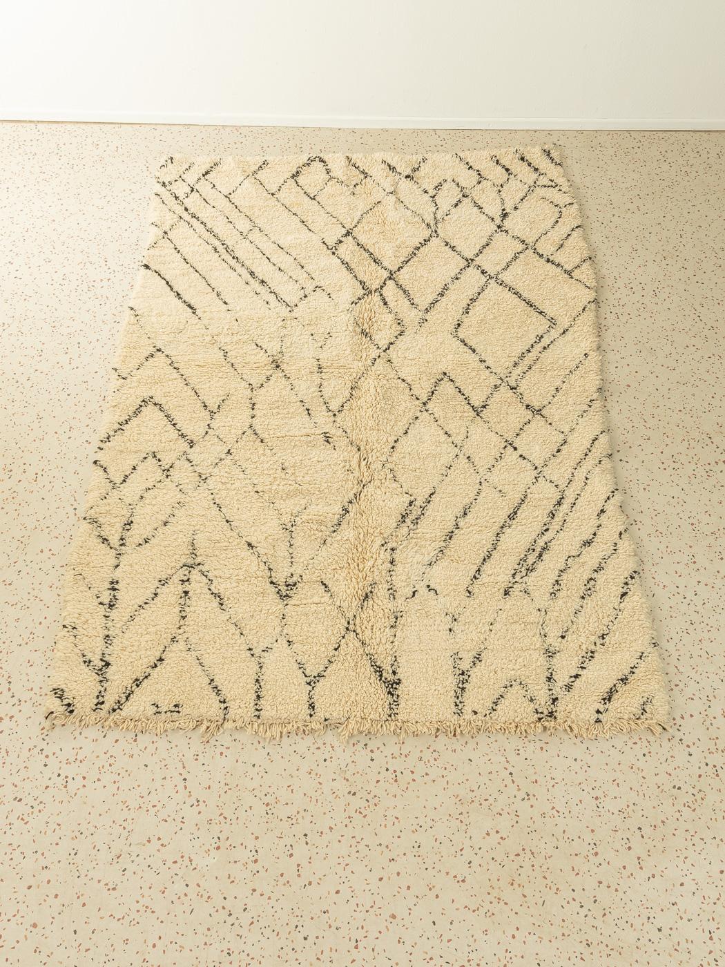 Traditional Pattern ist ein moderner Teppich aus 100 % Wolle - dick und weich, angenehm zu tragen. Unsere Berberteppiche werden von Amazigh-Frauen im Atlasgebirge handgewebt und handgeknüpft. Diese Gemeinschaften stellen schon seit Tausenden von