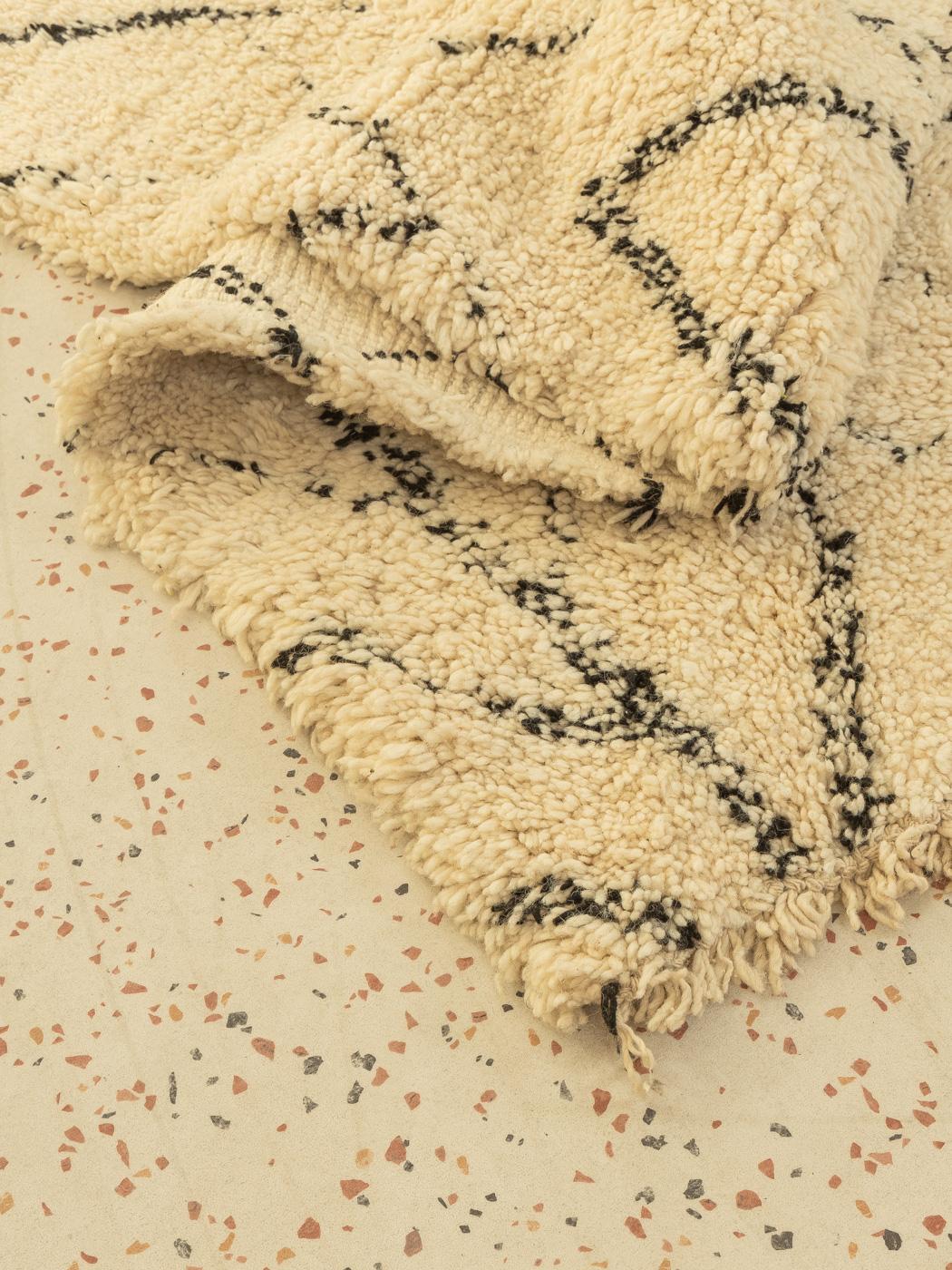 Handgewebter Berberteppich mit traditionellem Muster, 100% Marokkanisch, 100% Wolle im Angebot 1