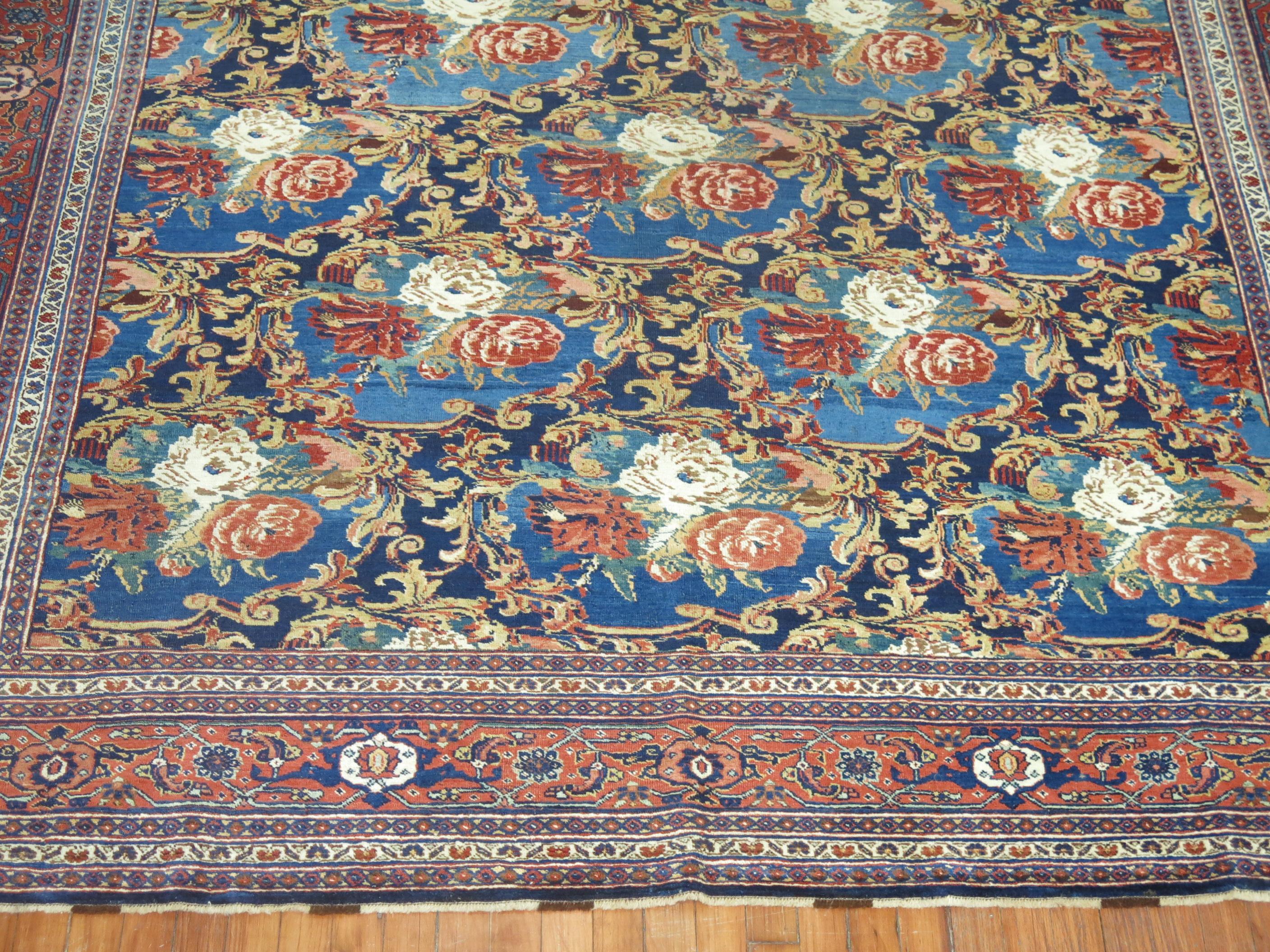 Tapis persan Bidjar du 20e siècle, de taille normale, à motif floral sur fond bleu marine. Accents en bleu, vert clair, rouille et vert forêt. Classique et Everlast.

Mesures : 8'1
