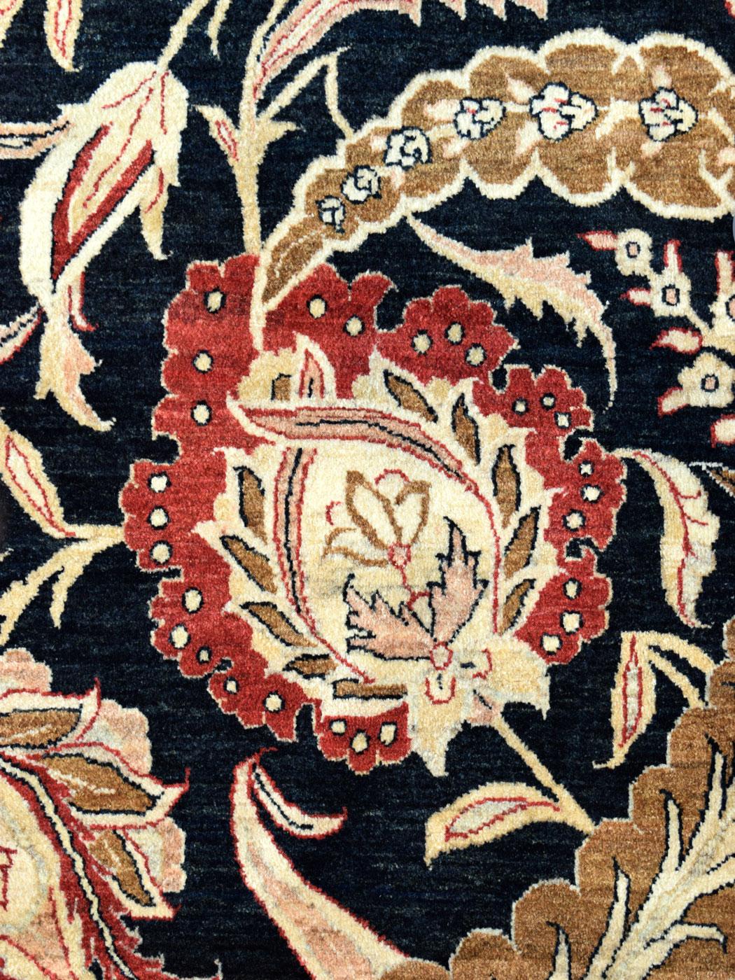 Persiano Tappeto persiano tradizionale con disegno floreale nero, crema, rosso e rosa, 5' x 7' in vendita
