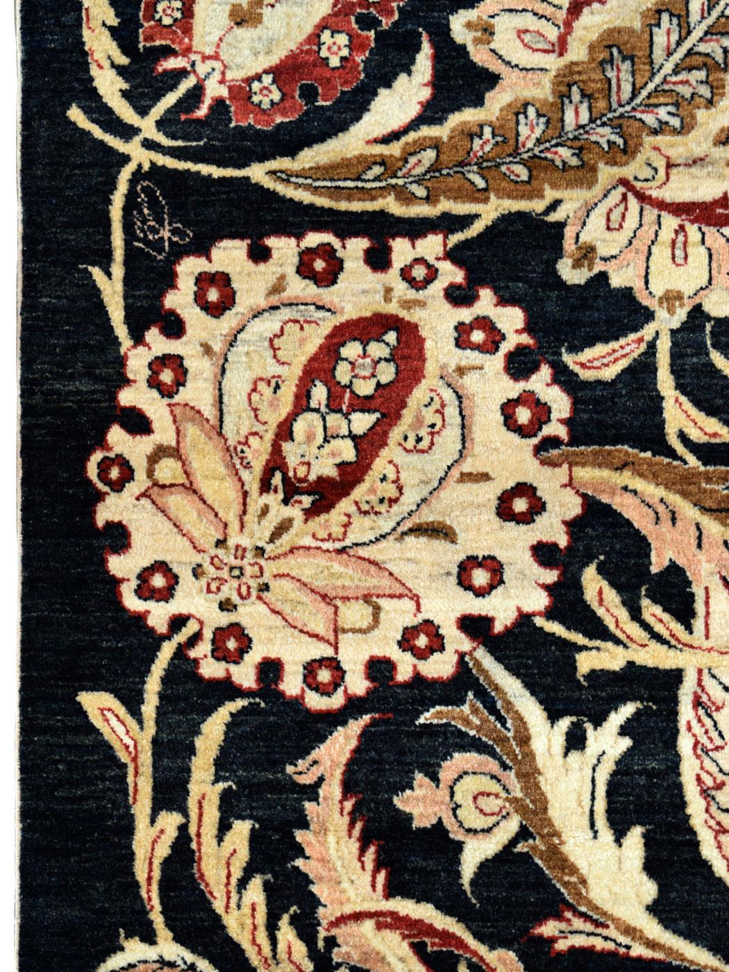 Tintura vegetale Tappeto persiano tradizionale con disegno floreale nero, crema, rosso e rosa, 5' x 7' in vendita
