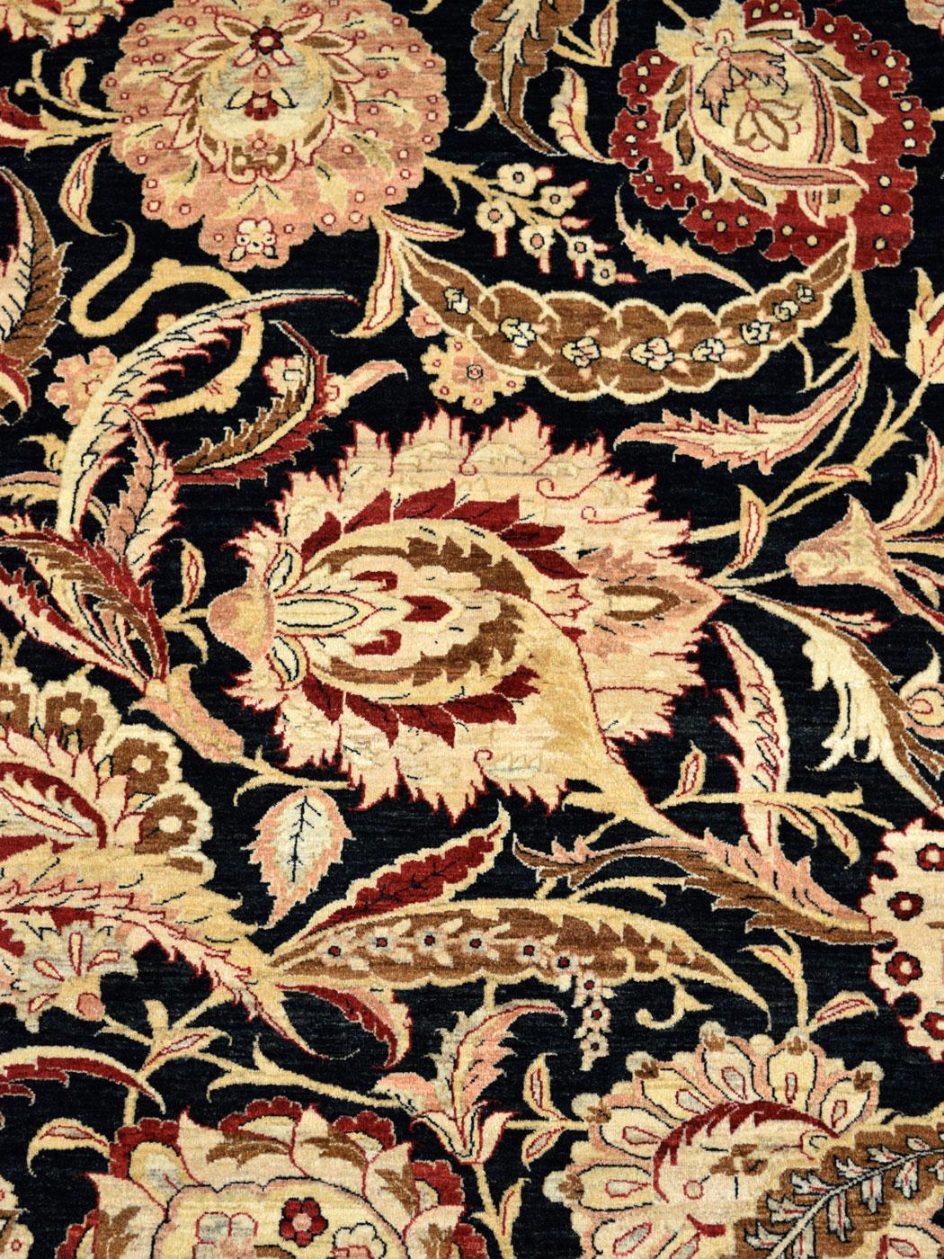 XXI secolo e contemporaneo Tappeto persiano tradizionale con disegno floreale nero, crema, rosso e rosa, 5' x 7' in vendita