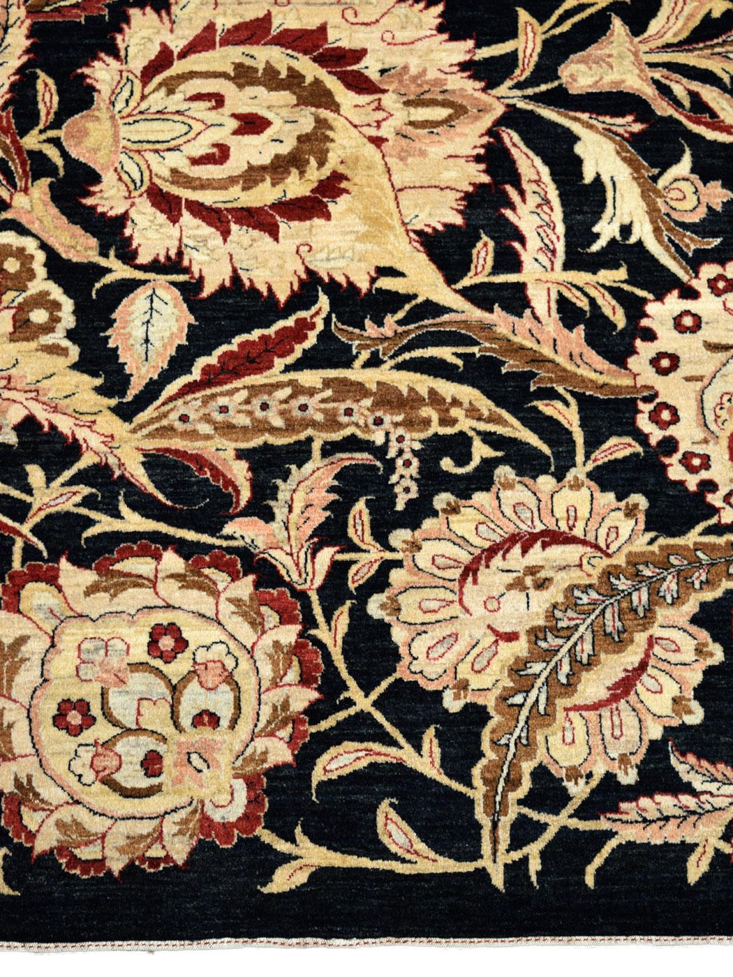 Lana Tappeto persiano tradizionale con disegno floreale nero, crema, rosso e rosa, 5' x 7' in vendita