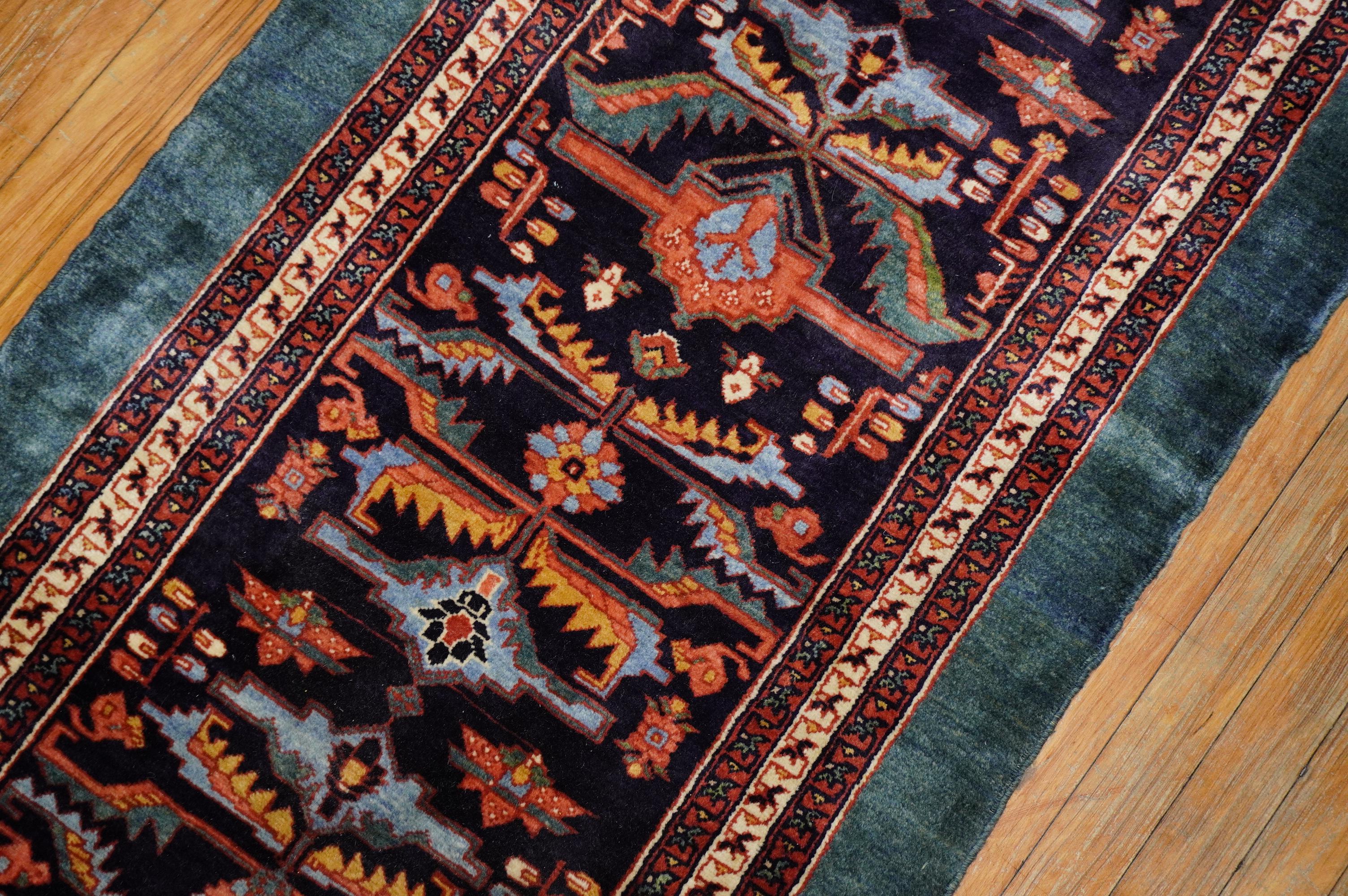 Tapis de couloir traditionnel persan Kashkuli Excellent état - En vente à New York, NY