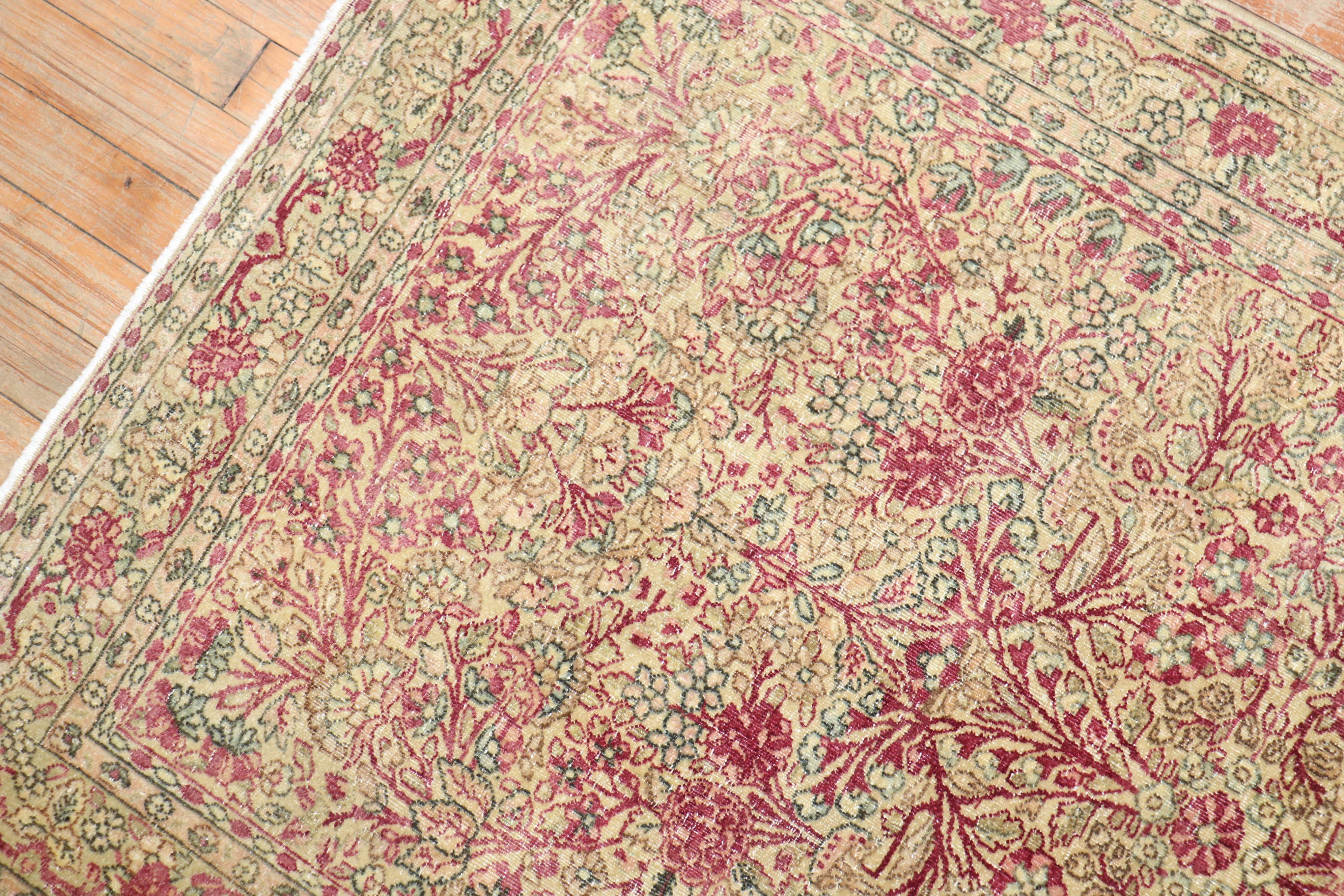 Ein traditioneller Lavar Kerman-Teppich aus dem frühen 20. Jahrhundert in Streugröße.

Maße: 3'x 4'10