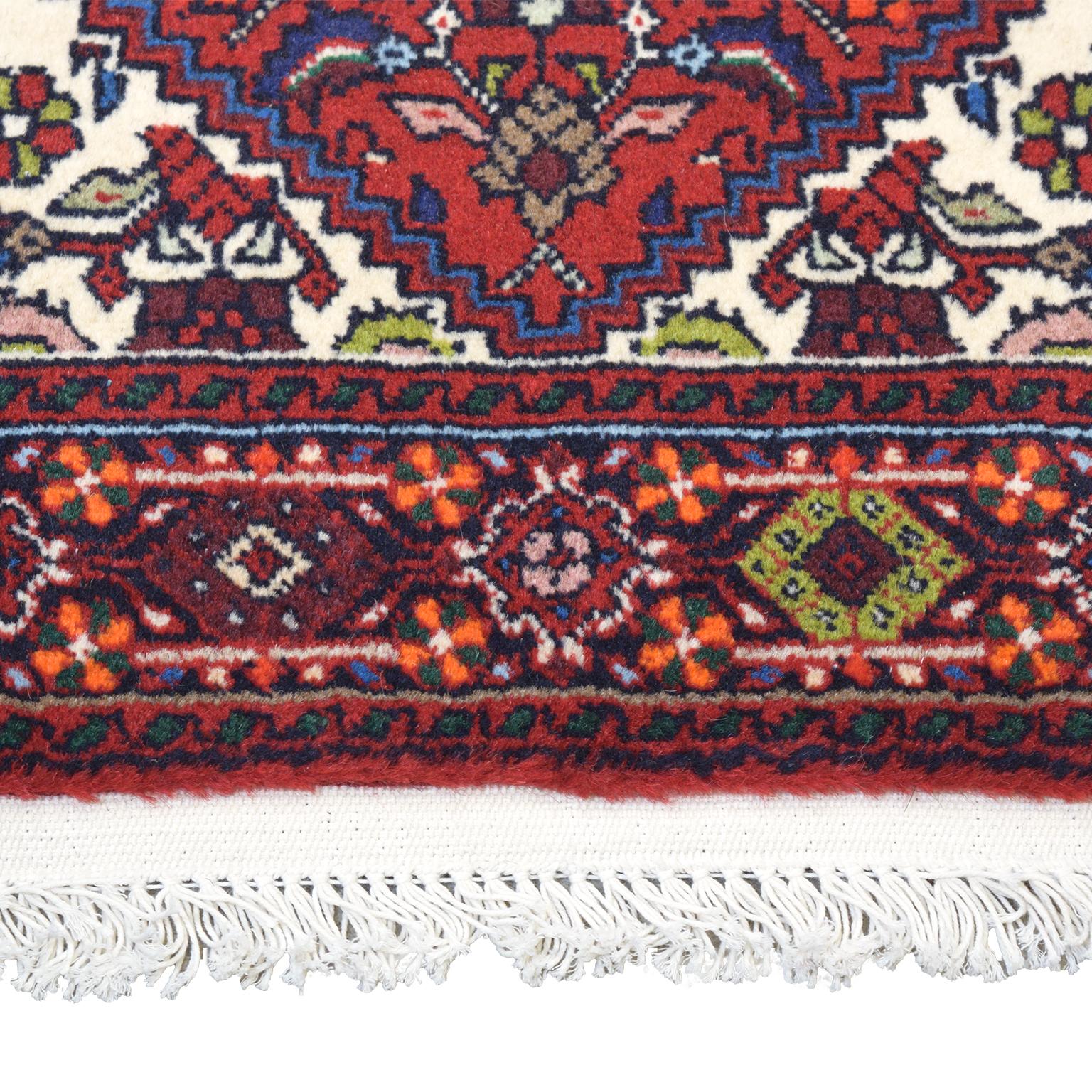 Aus der Orley Shabahang World Market Collection präsentieren wir diesen traditionellen, halb-antiken, handgeknüpften persischen Gholtogh-Teppich in roter, rosa, blauer, oranger und cremefarbener Wolle. Mit den Maßen 2'6
