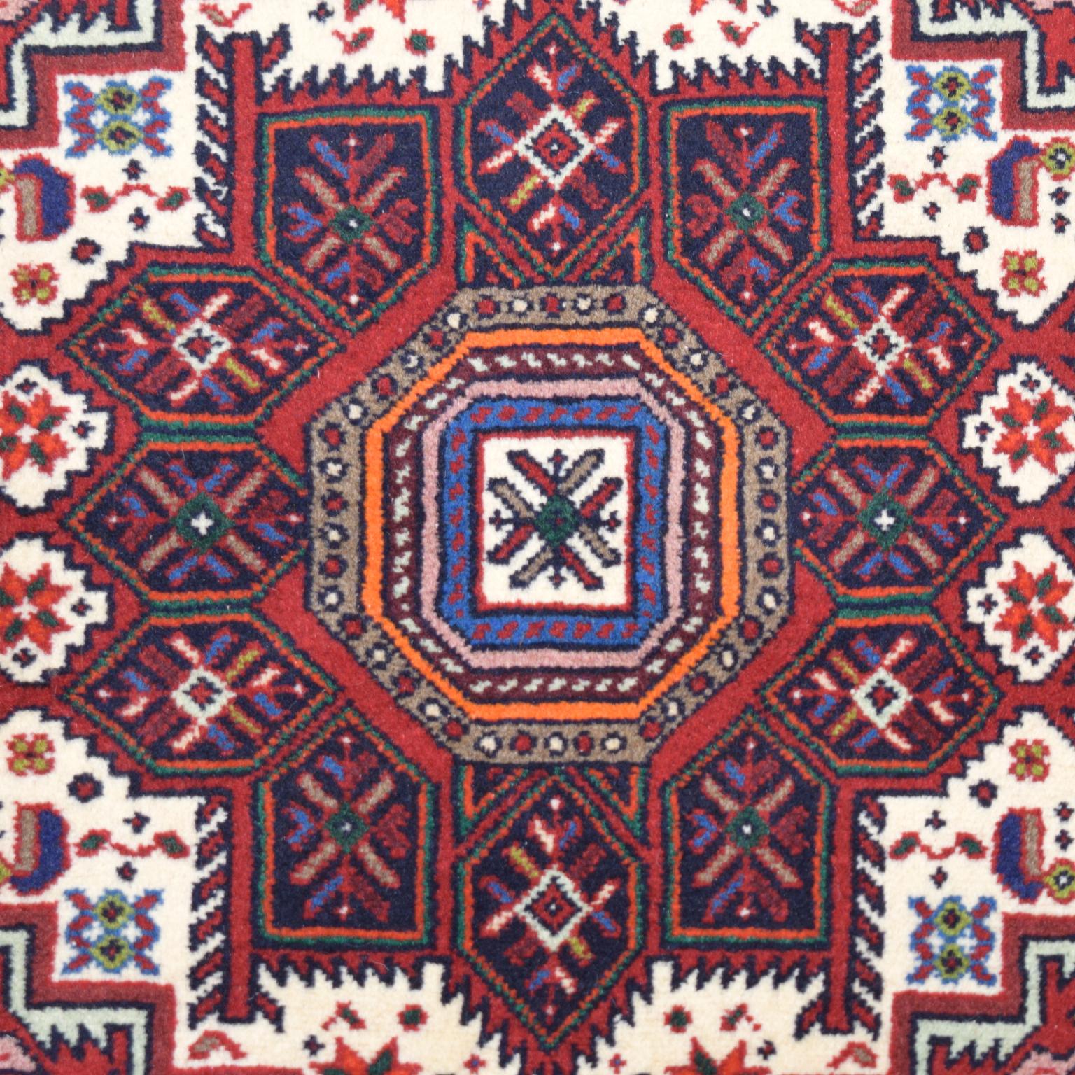 Traditioneller persischer Gholtogh-Teppich aus den 1950er Jahren, 3' x 4' (Stammeskunst) im Angebot