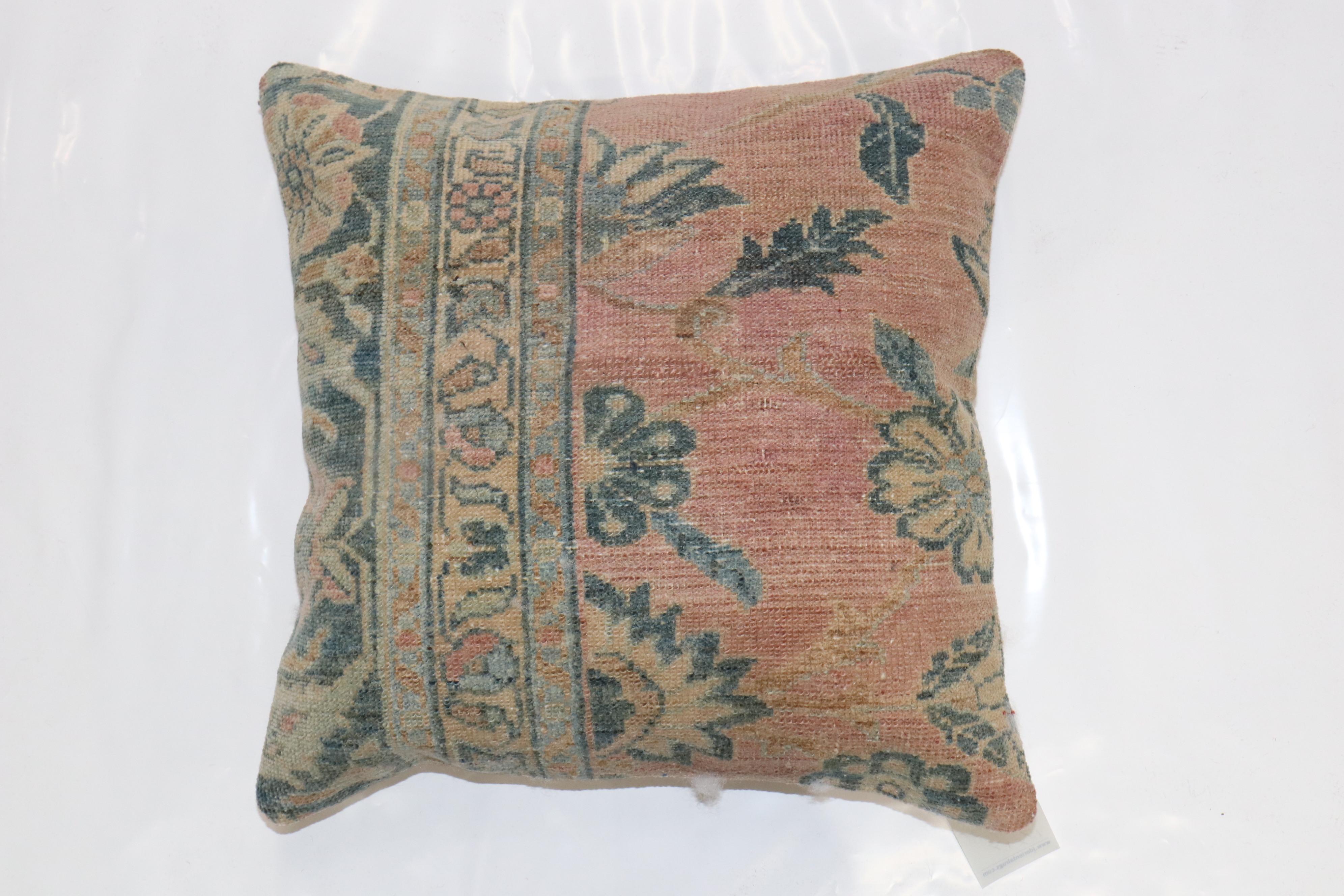 Coussin de taille carrée fabriqué à partir d'un tapis persan Lilihan. Fermeture à glissière et insert en polyfill fourni.

Mesures : 19'' x 19''.