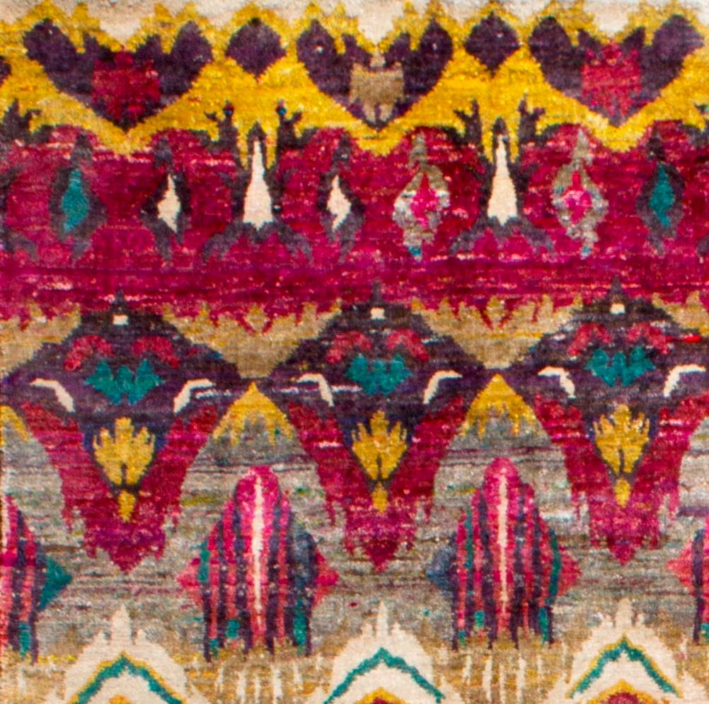 Traditioneller handgeknüpfter, umweltfreundlicher Teppich aus natürlicher Seide in Rosa, Beige, Gold und Grün  (Organische Moderne) im Angebot