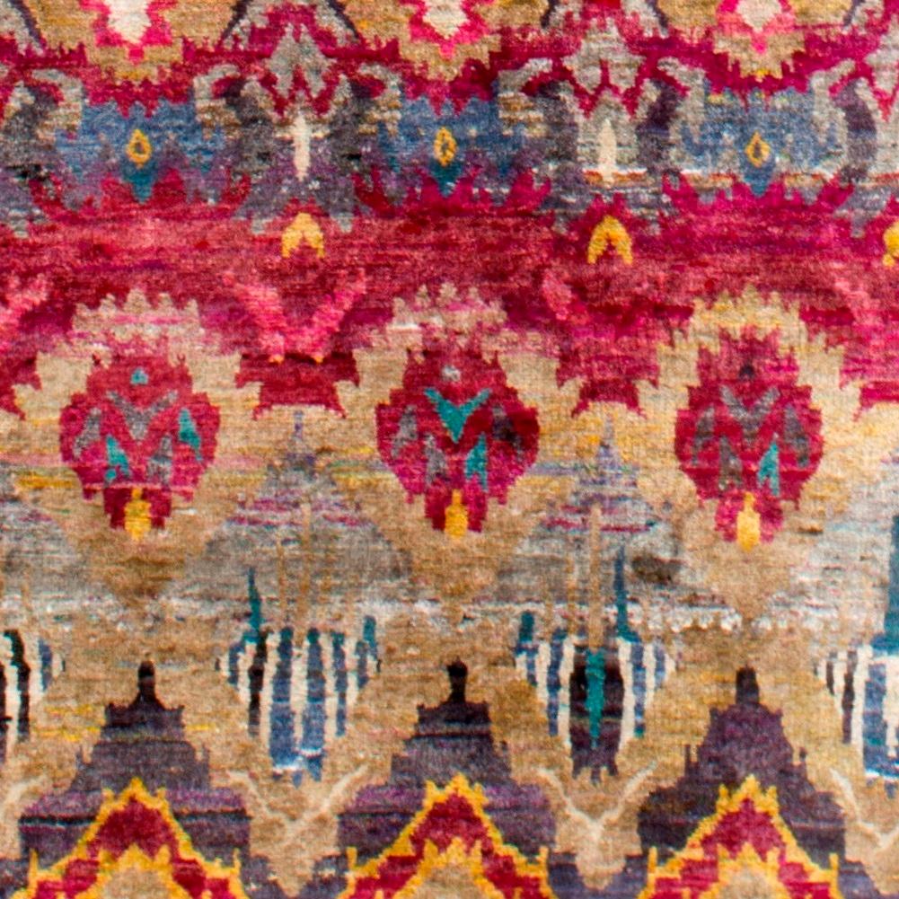 Traditioneller handgeknüpfter, umweltfreundlicher Teppich aus natürlicher Seide in Rosa, Beige, Gold und Grün  (Handgeknüpft) im Angebot
