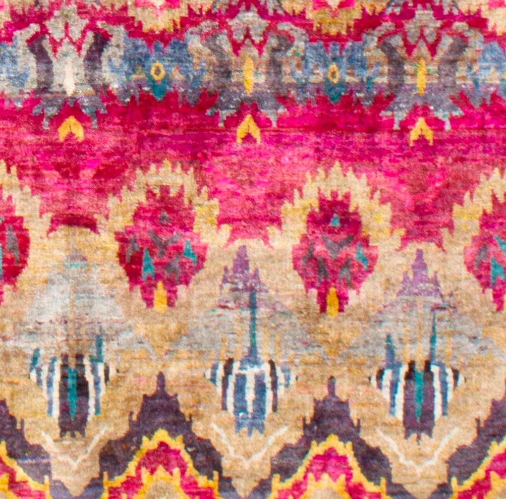 Traditioneller handgeknüpfter, umweltfreundlicher Teppich aus natürlicher Seide in Rosa, Beige, Gold und Grün  im Zustand „Neu“ im Angebot in New York, NY