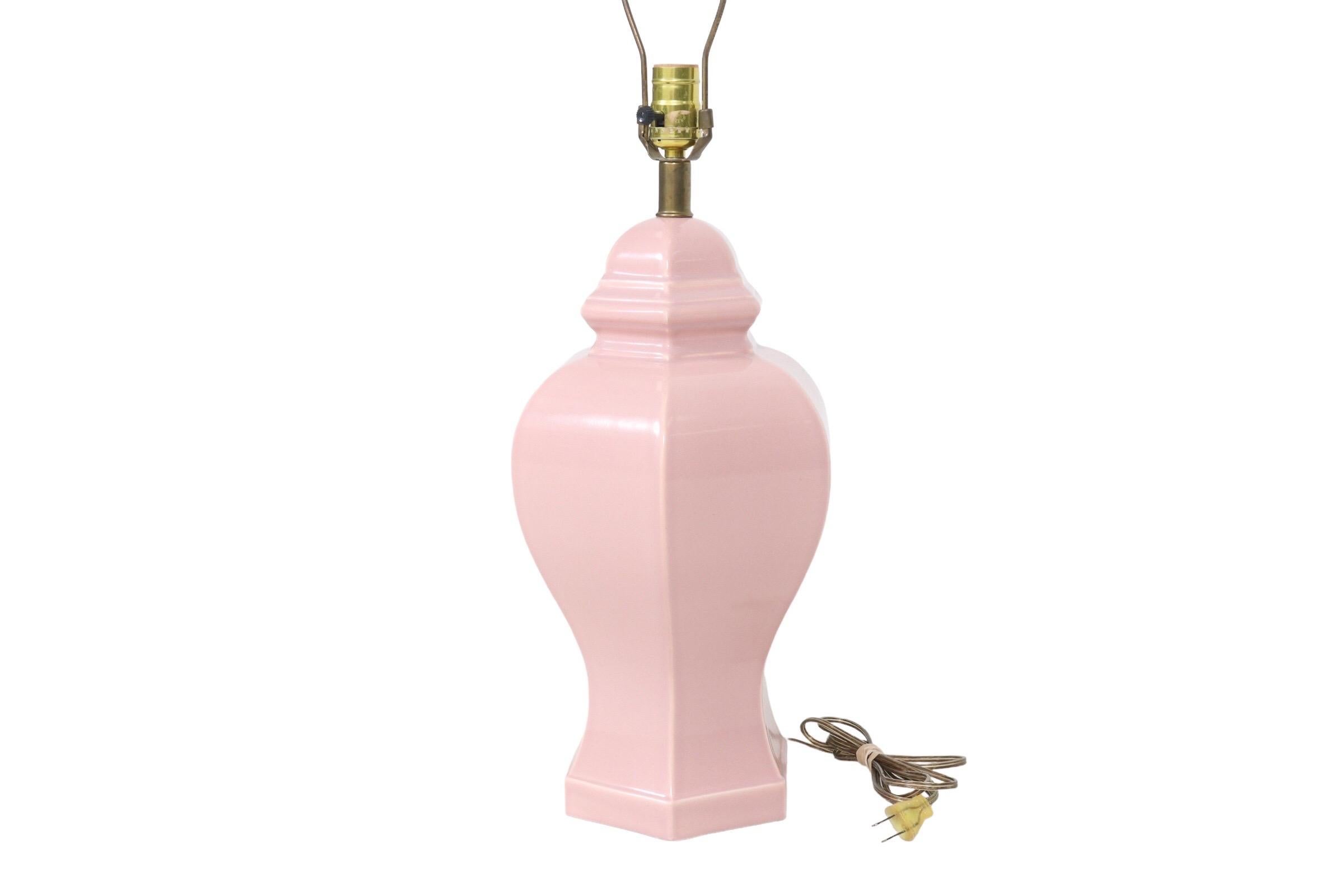 Lampe de table en céramique rose pâle. Coulée dans une forme traditionnelle avec un corps hexagonal, un capuchon biseauté et une base simple. Mesure 9 