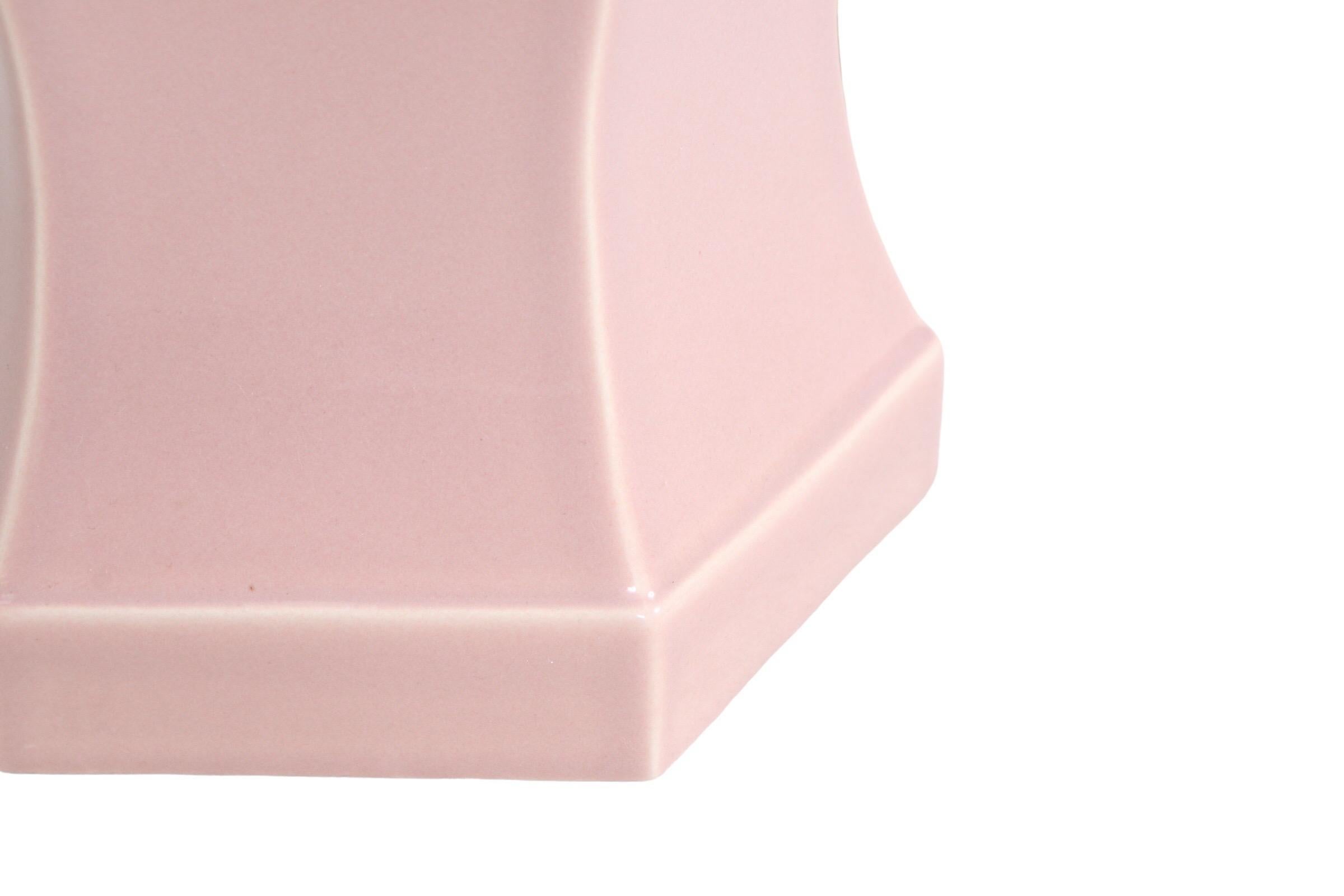 20ième siècle Lampe de table traditionnelle en céramique rose en vente
