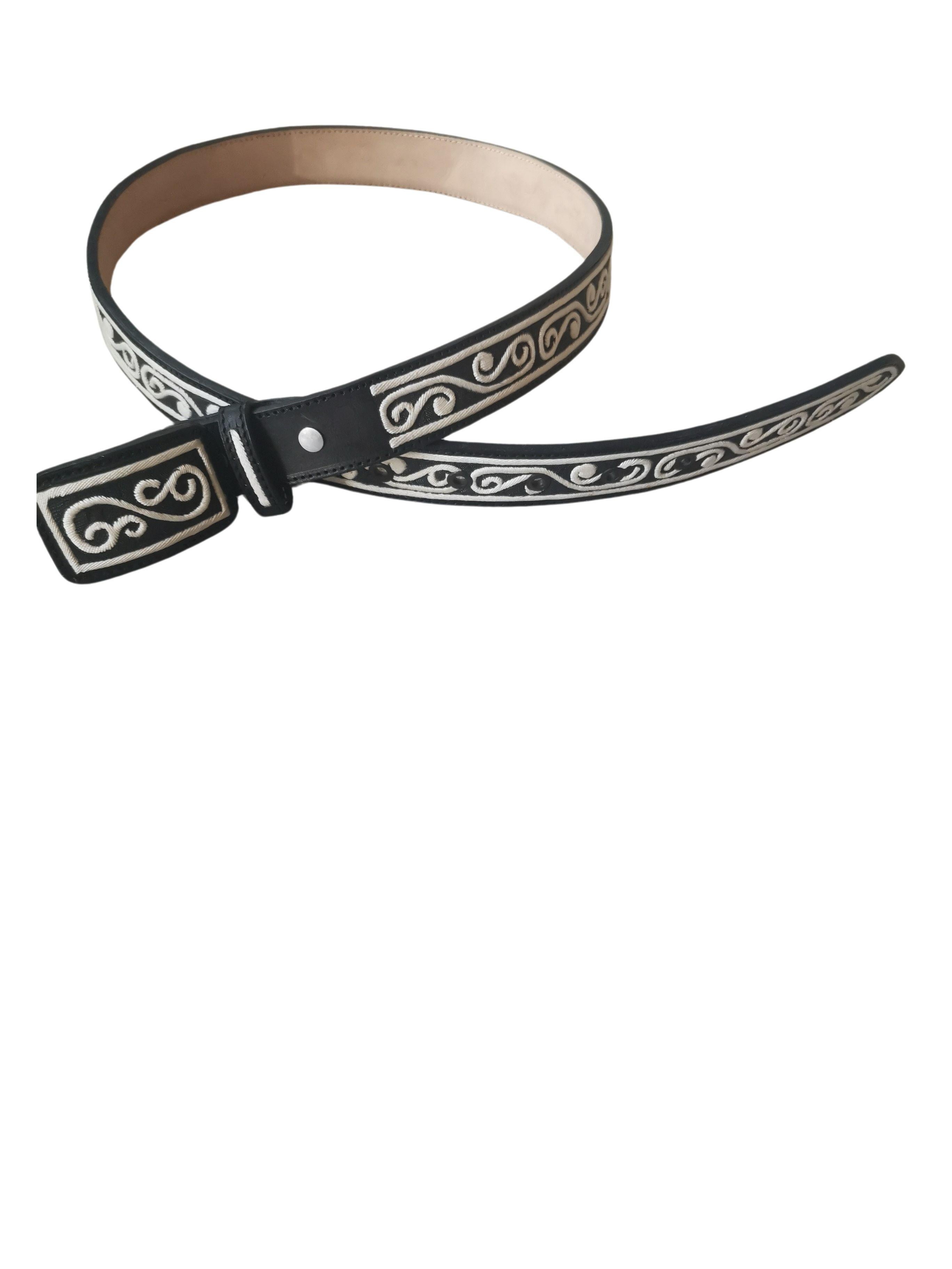 Traditional “Pita”  Belt and Buckle
Pita comes from the fiber of the big maguey
Or large Mexican cactus and is  hand inlaid
With Mexican charro designe.  The remaining 
Leather is hand worked
Colotlan, Jalisco, Mexico
Modern different sizes  brown