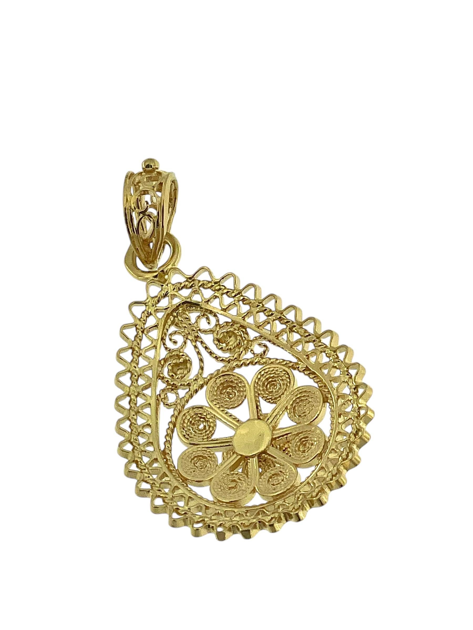 Traditional Portuguese 19 karat Yellow Gold Drop Pendant In Excellent Condition For Sale In Esch sur Alzette, Esch-sur-Alzette
