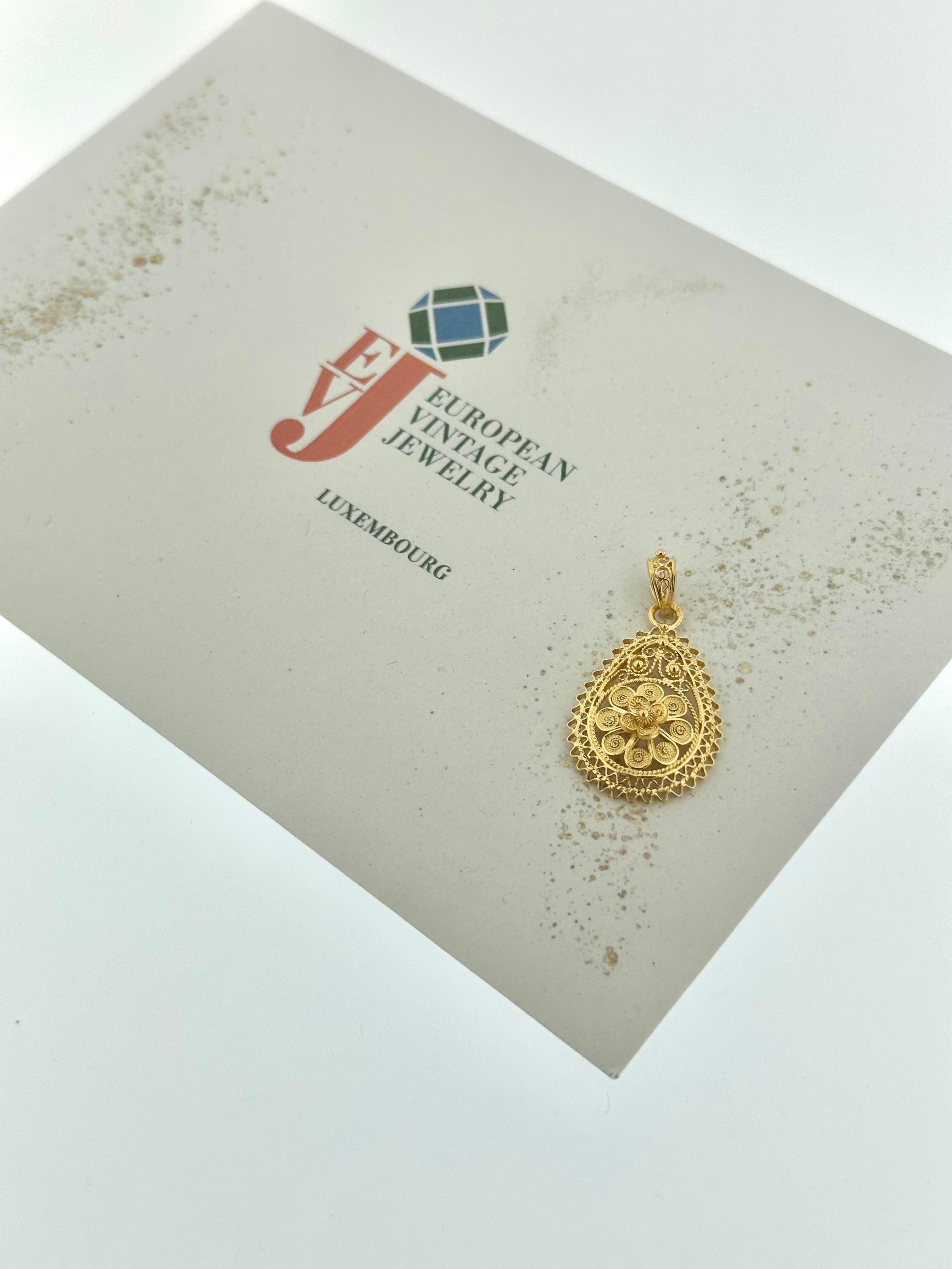 Traditional Portuguese 19 karat Yellow Gold Drop Pendant For Sale 3