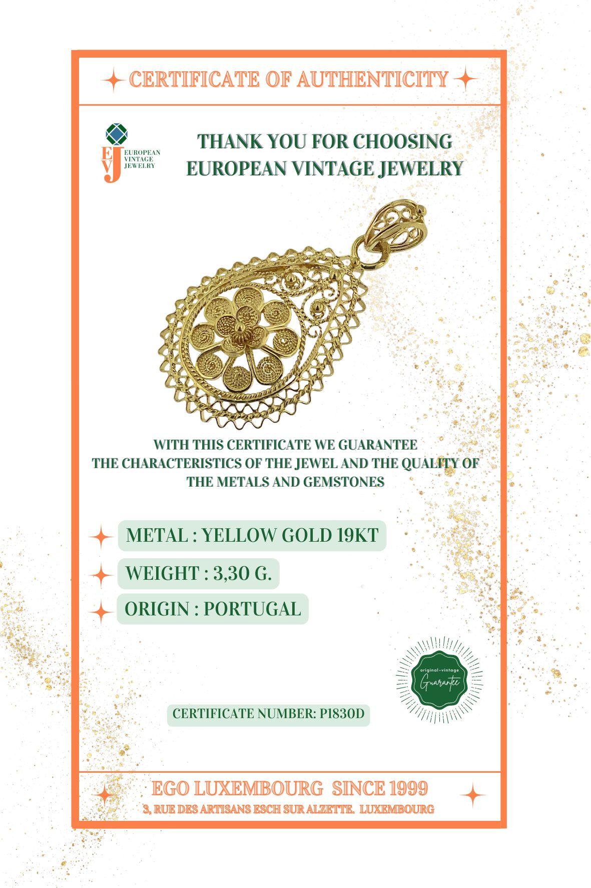 Traditional Portuguese 19 karat Yellow Gold Drop Pendant For Sale 4