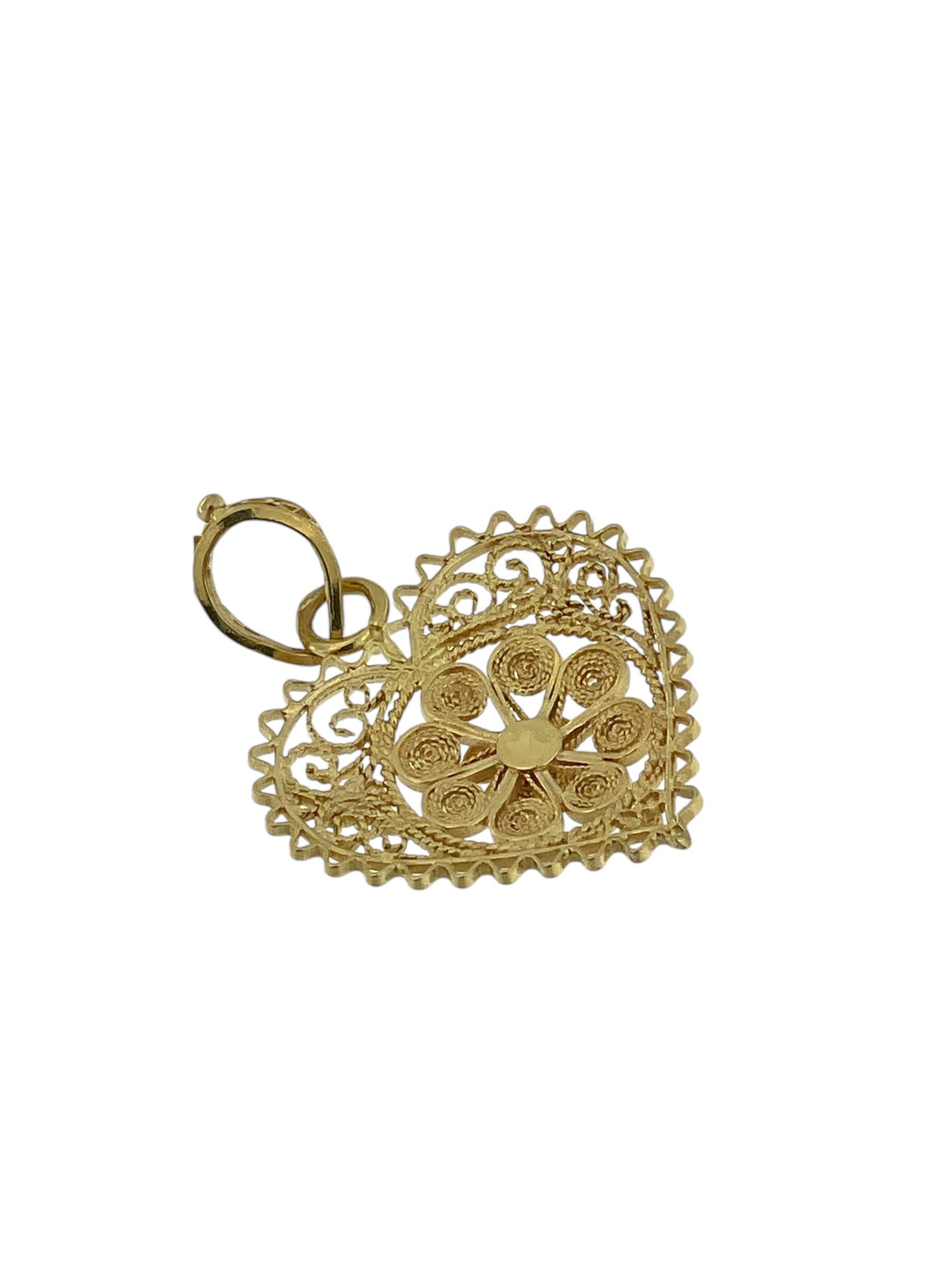 Ce pendentif traditionnel portugais en forme de cœur est un bijou époustouflant, méticuleusement réalisé en or jaune de 19kt et présentant un filigrane complexe fait à la main. Le motif en forme de cœur est un symbole intemporel d'amour et