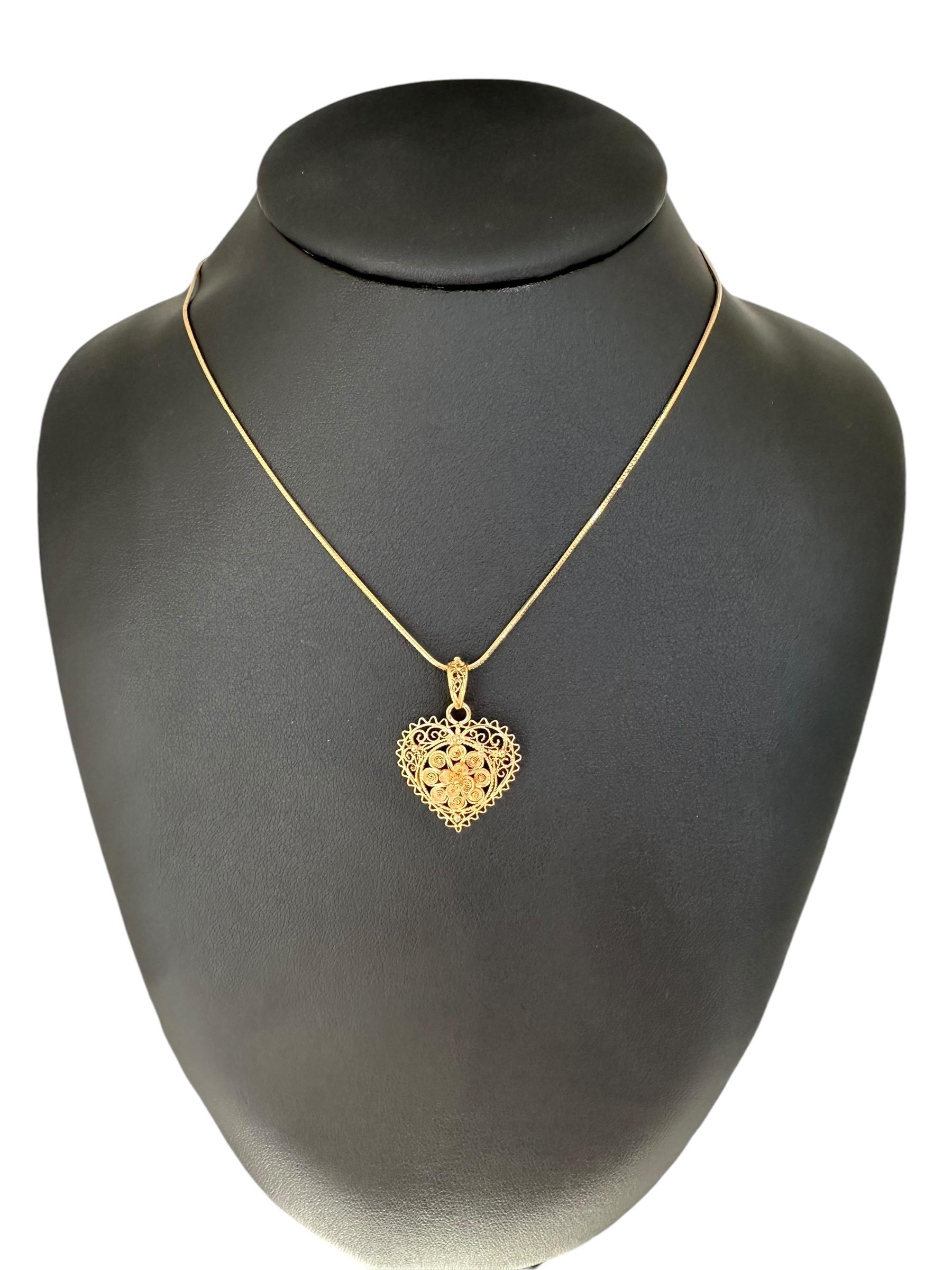 Pendentif traditionnel portugais en or jaune 19 carats en forme de cœur Excellent état - En vente à Esch sur Alzette, Esch-sur-Alzette