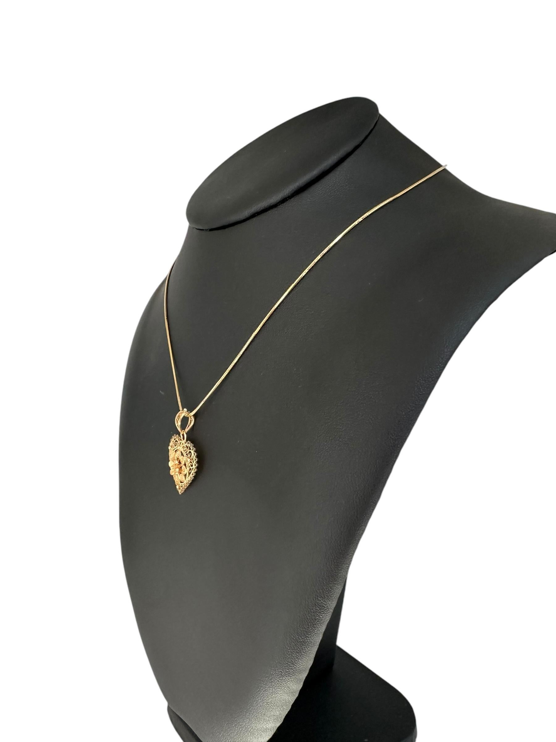 Pendentif traditionnel portugais en or jaune 19 carats en forme de cœur en vente 1