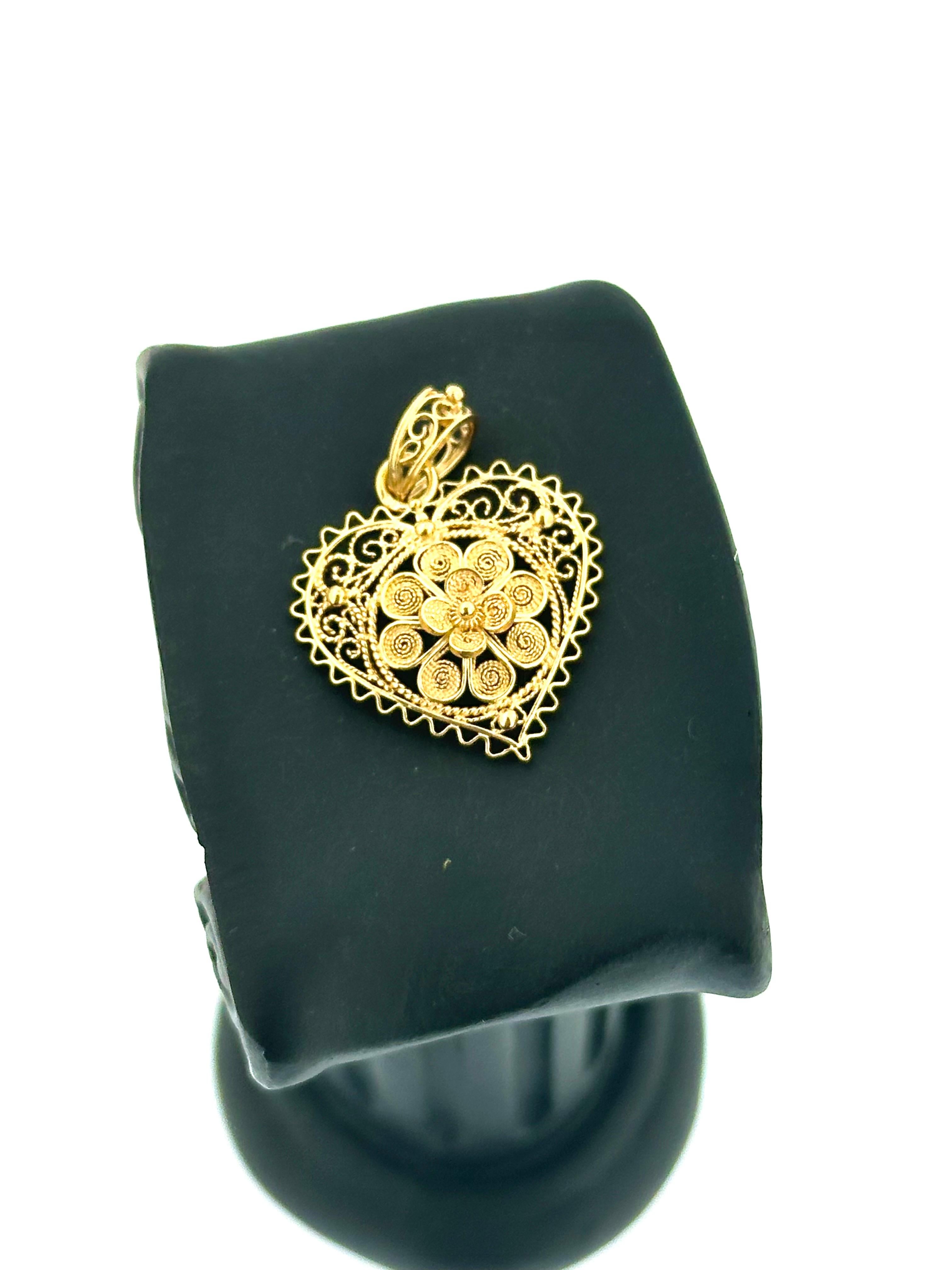 Pendentif traditionnel portugais en or jaune 19 carats en forme de cœur en vente 2