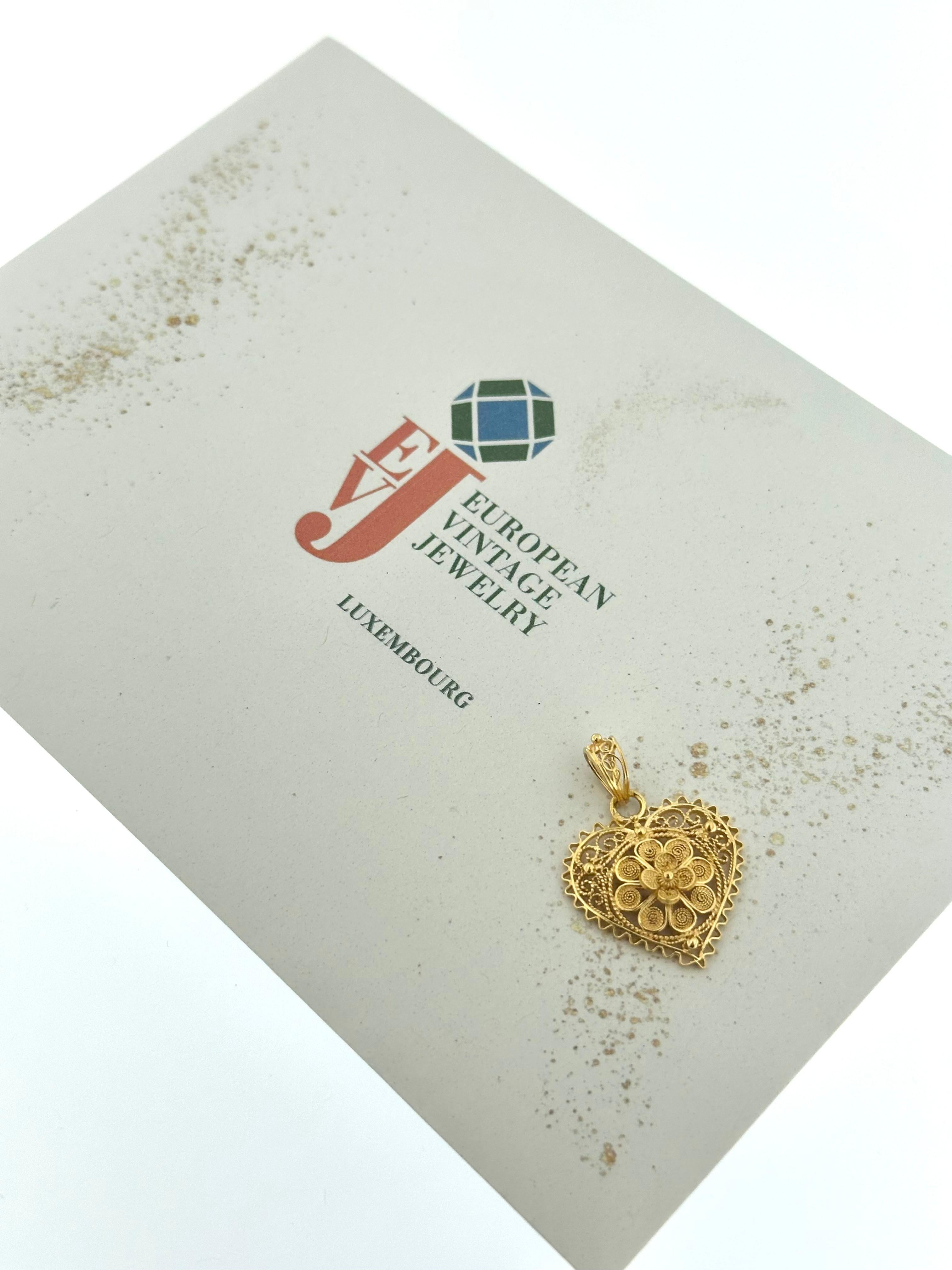 Pendentif traditionnel portugais en or jaune 19 carats en forme de cœur en vente 3
