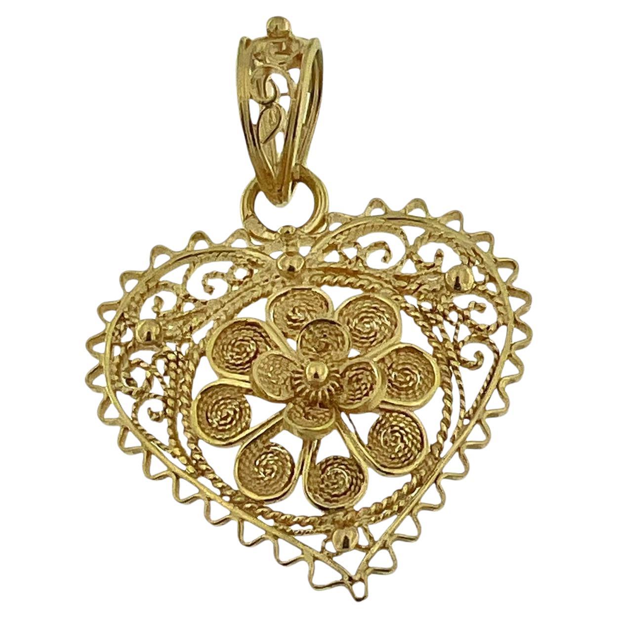Traditional Portuguese 19 karat Yellow Gold Heart Pendant
