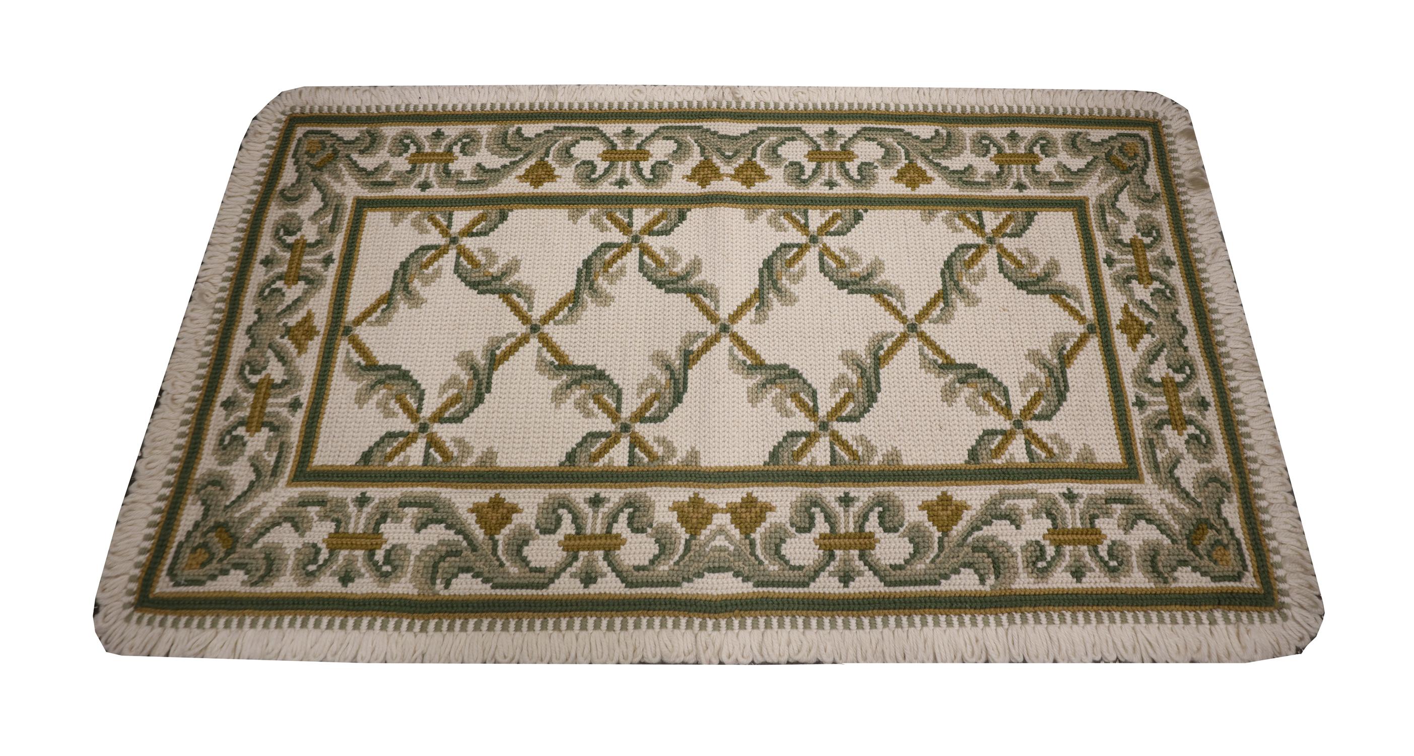 Vous êtes à la recherche d'un nouveau tapis pour embellir votre salon ou votre chambre ? Ce beau tapis pourrait être l'accessoire parfait. Cette élégante broderie en laine est un exemple classique de tapis moderne de style portugais tissé à la main