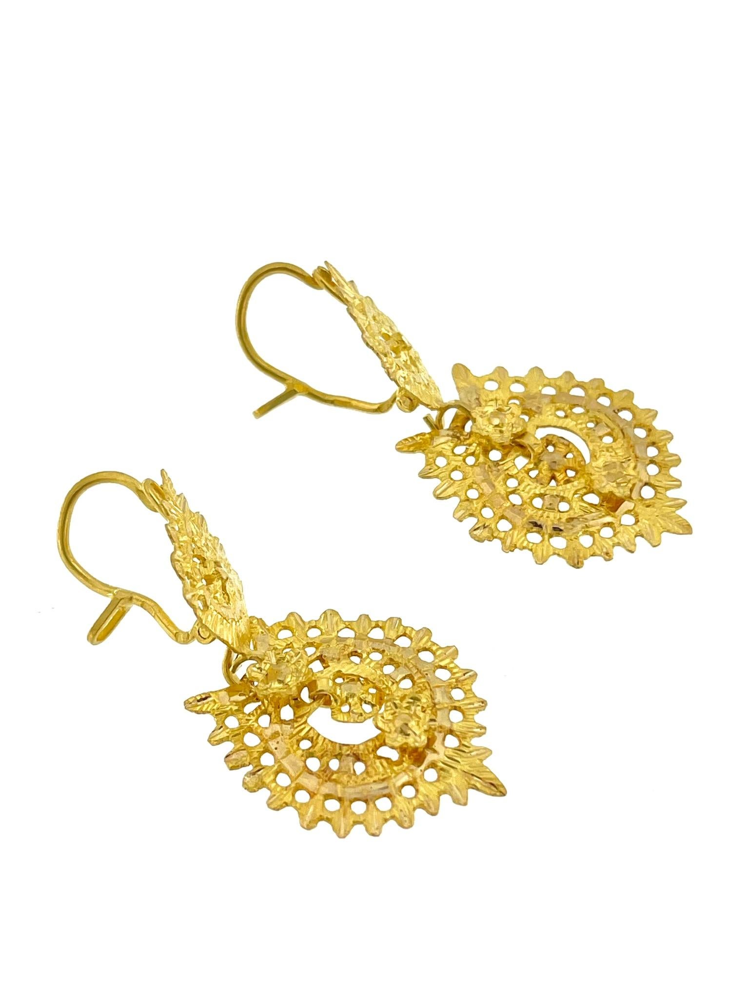 The Traditional Portuguese Queen Earrings in Yellow Gold are a splendid example of the intricate art of filigree, a technique highly esteemed in Portuguese jewelry craftsmanship. Fashioned from 19-karat yellow gold, these earrings exude a regal