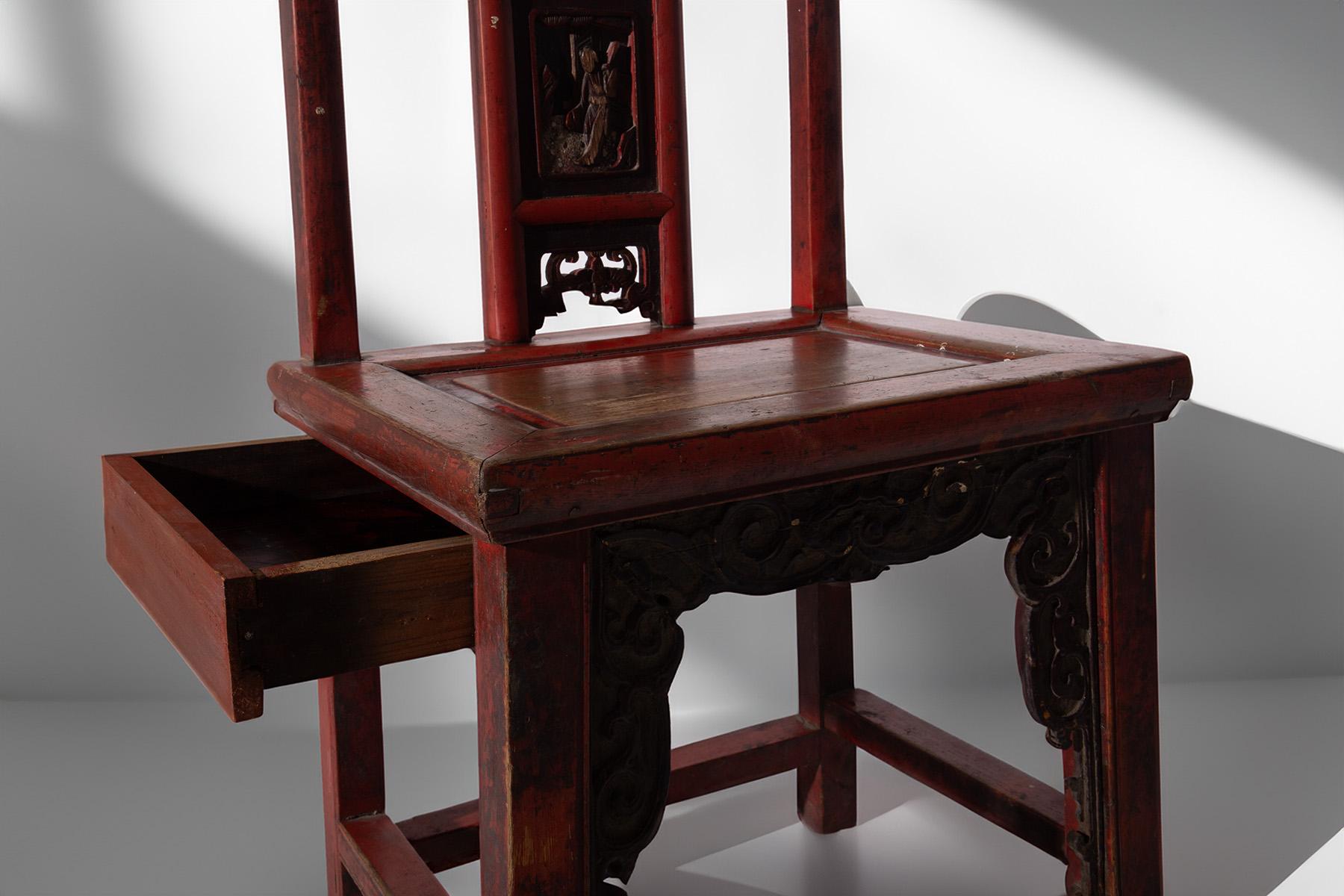 Cette chaise, datant de la dynastie Qing et fabriquée dans le style Ning, est un véritable morceau d'histoire, un symbole tangible d'une culture et d'une tradition qui ont façonné la vie quotidienne de la Chine ancienne. À une époque où les