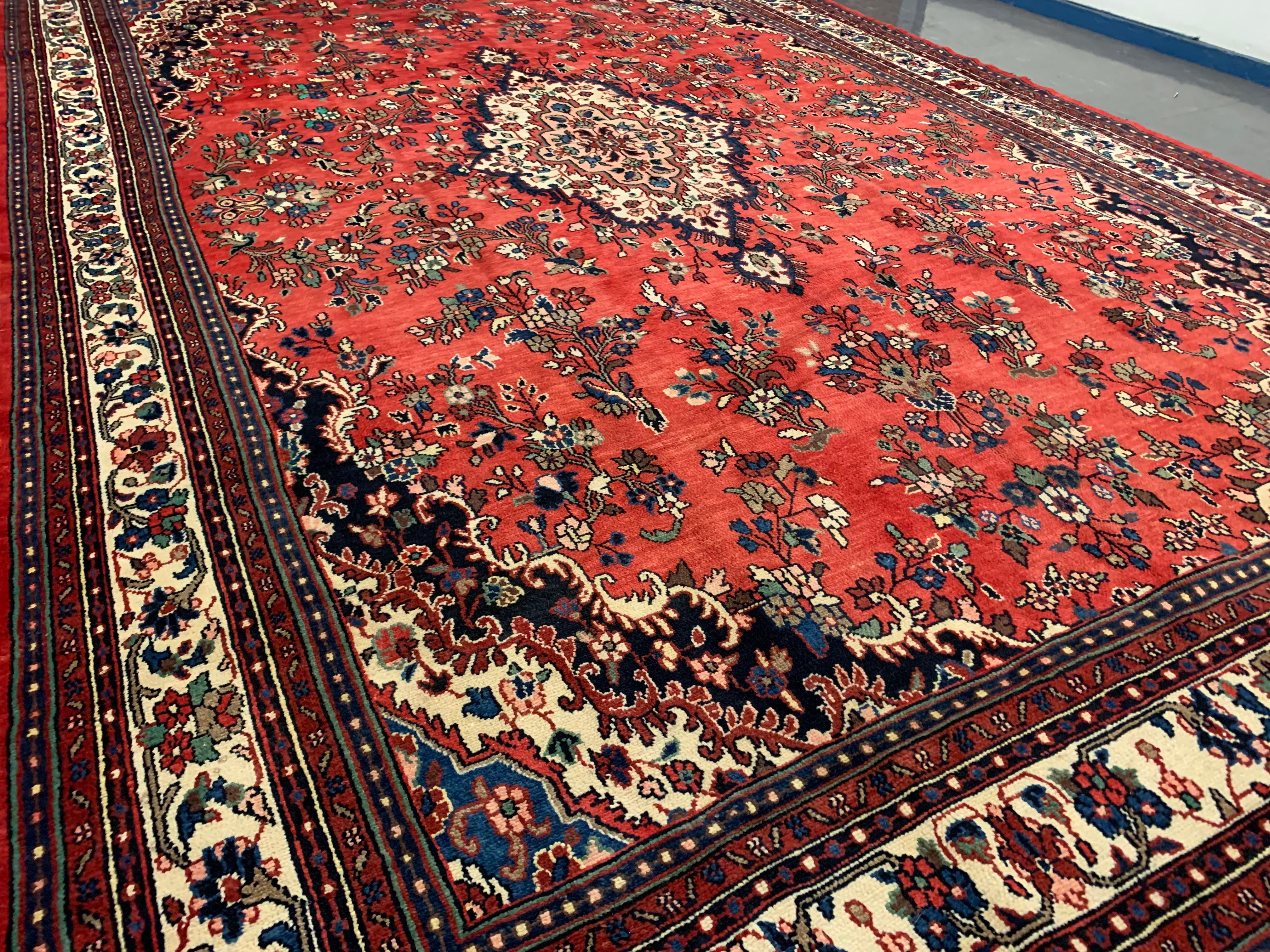 Red Vintage Rug Traditional Area Rug Large Handmade Floral Wool Carpet In Excellent Condition In Hampshire, GB