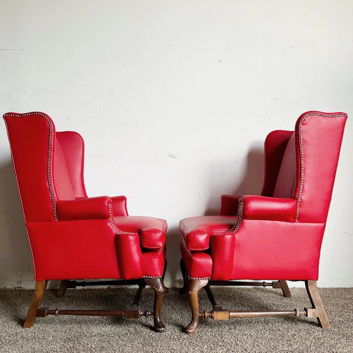 Traditionelle rote Kunstleder-Lehnstühle - ein Paar im Zustand „Gut“ im Angebot in Delray Beach, FL