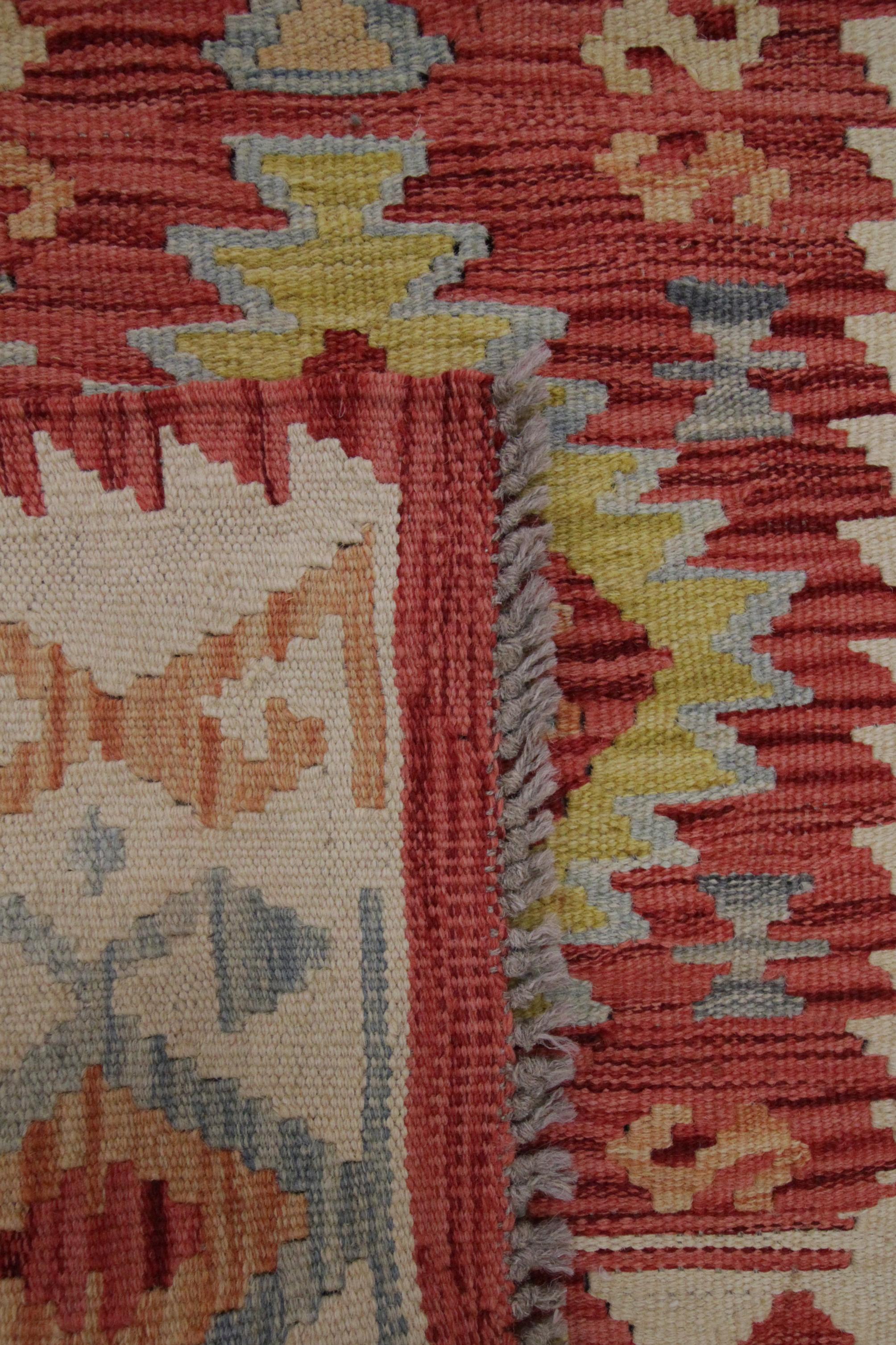 Traditional Scandinavian Red Kilims Wool Area Geometric Carpet Tribal Kilim Rug In New Condition For Sale In Hampshire, GB