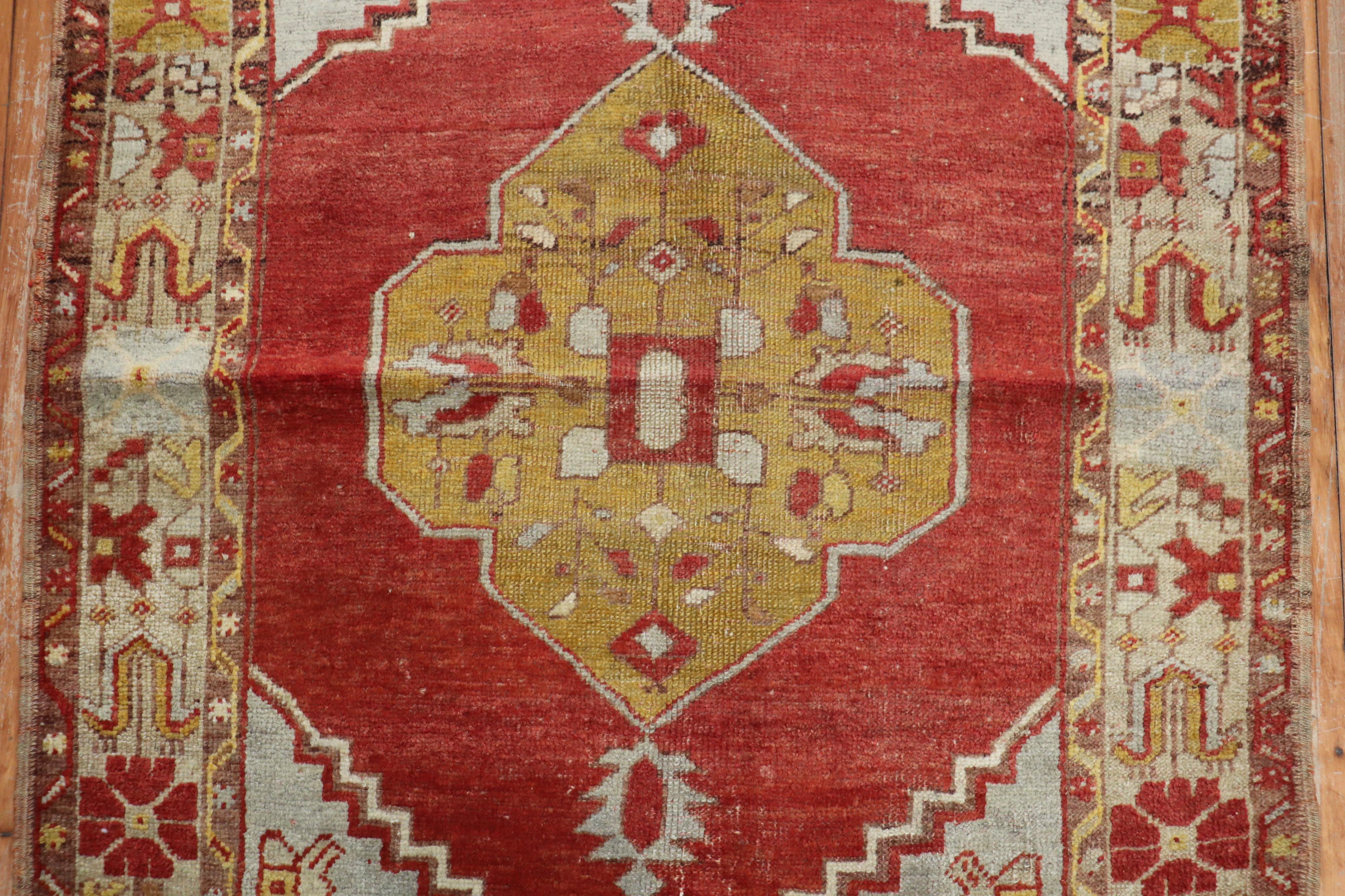 Türkischer Oushak im traditionellen roten Vintage-Stil (20. Jahrhundert) im Angebot
