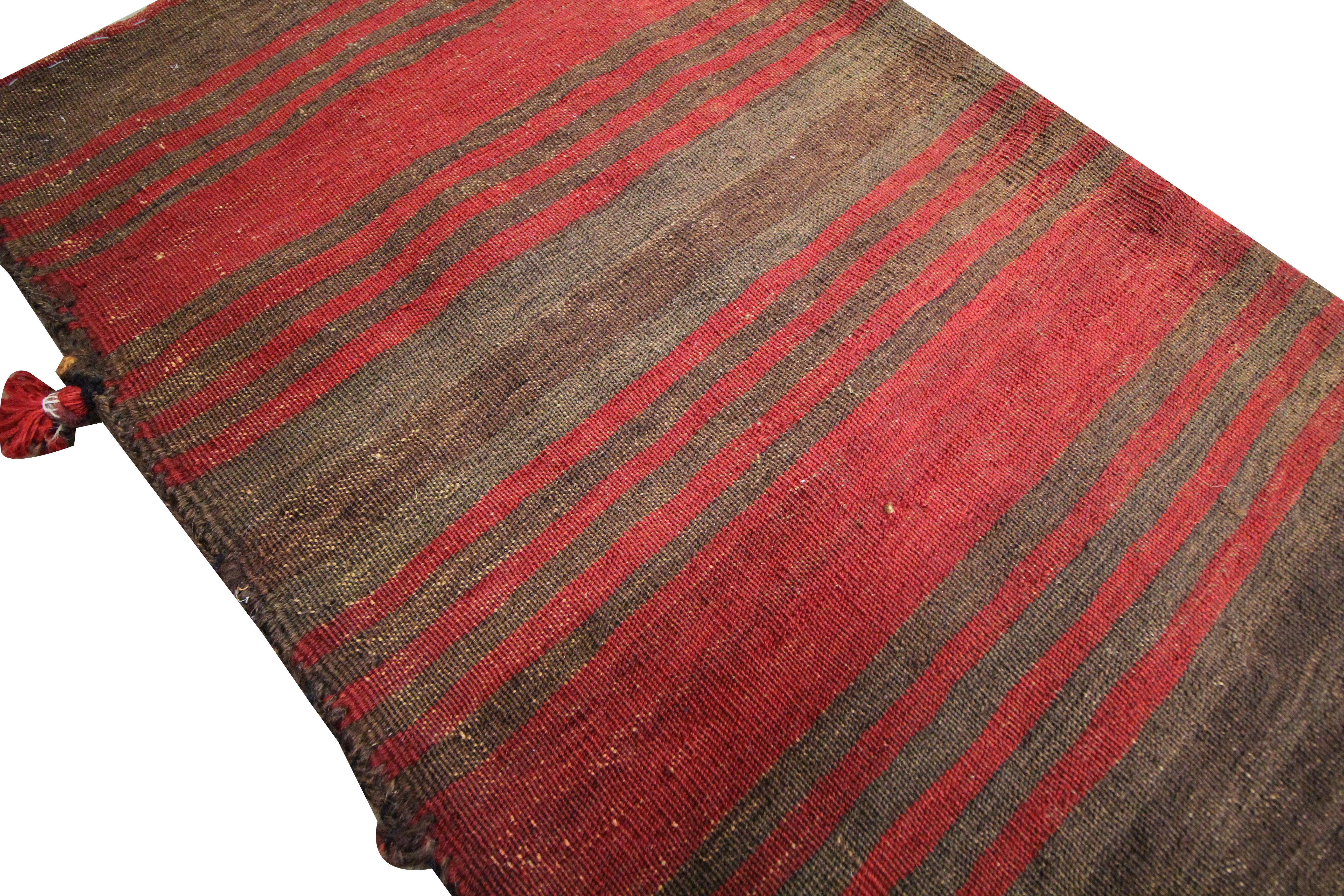 Traditional Rug Red Wool Antique Rug Handwoven Oriental Chuval Bag In Excellent Condition For Sale In Hampshire, GB