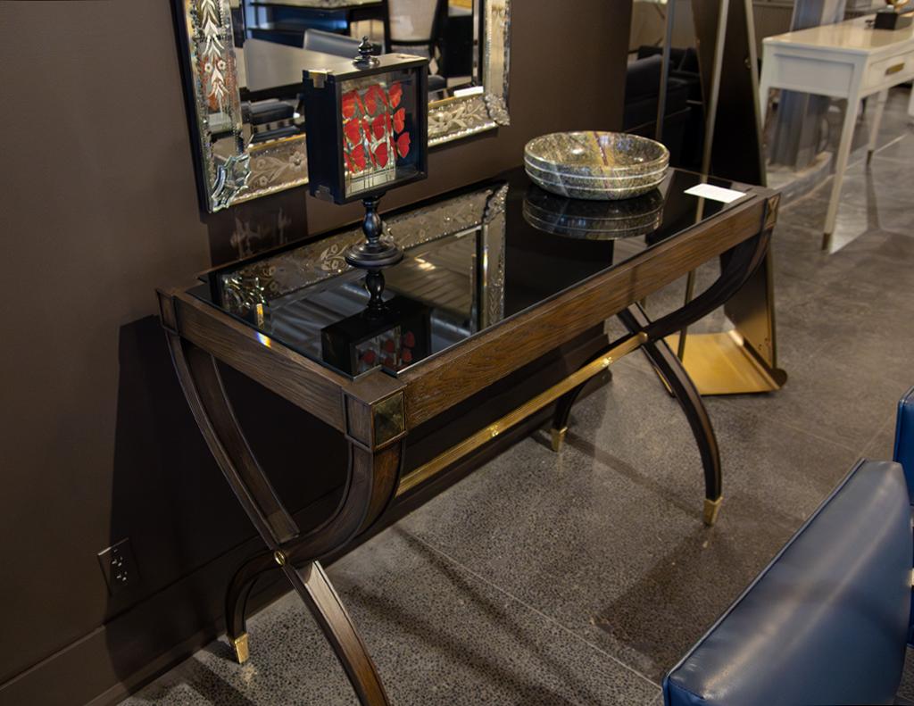 Table console traditionnelle en noyer Regency, plateau en verre noir en vente 5