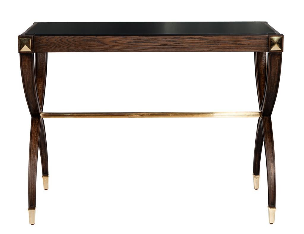 Américain Table console traditionnelle en noyer Regency, plateau en verre noir en vente