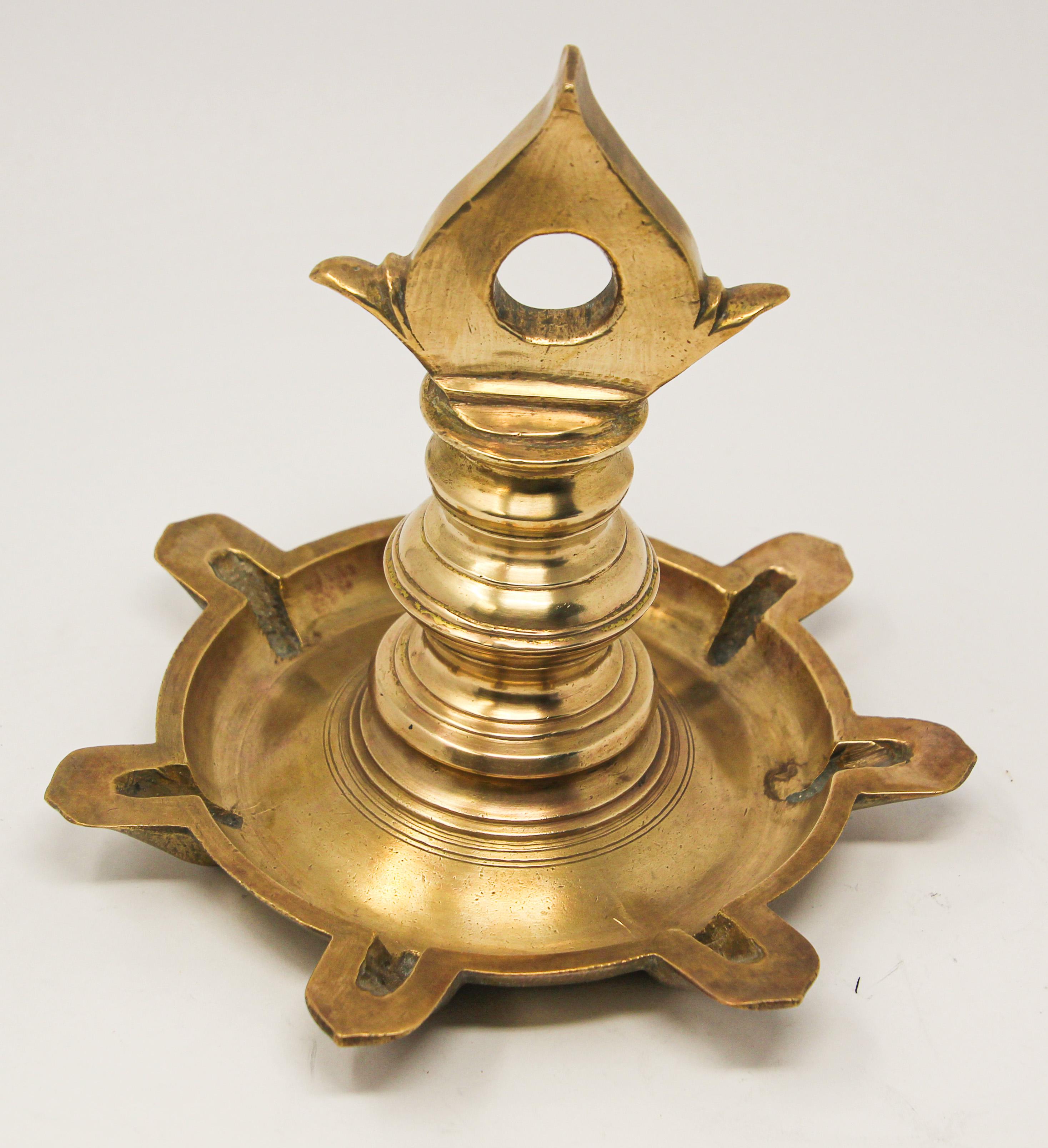 Traditionelle religiöse Diya-Tempel-Öllampe aus Messingguss, die zum Gebet verwendet wird.
Flache Schale mit sieben Bati-Tüllen.
Eine 