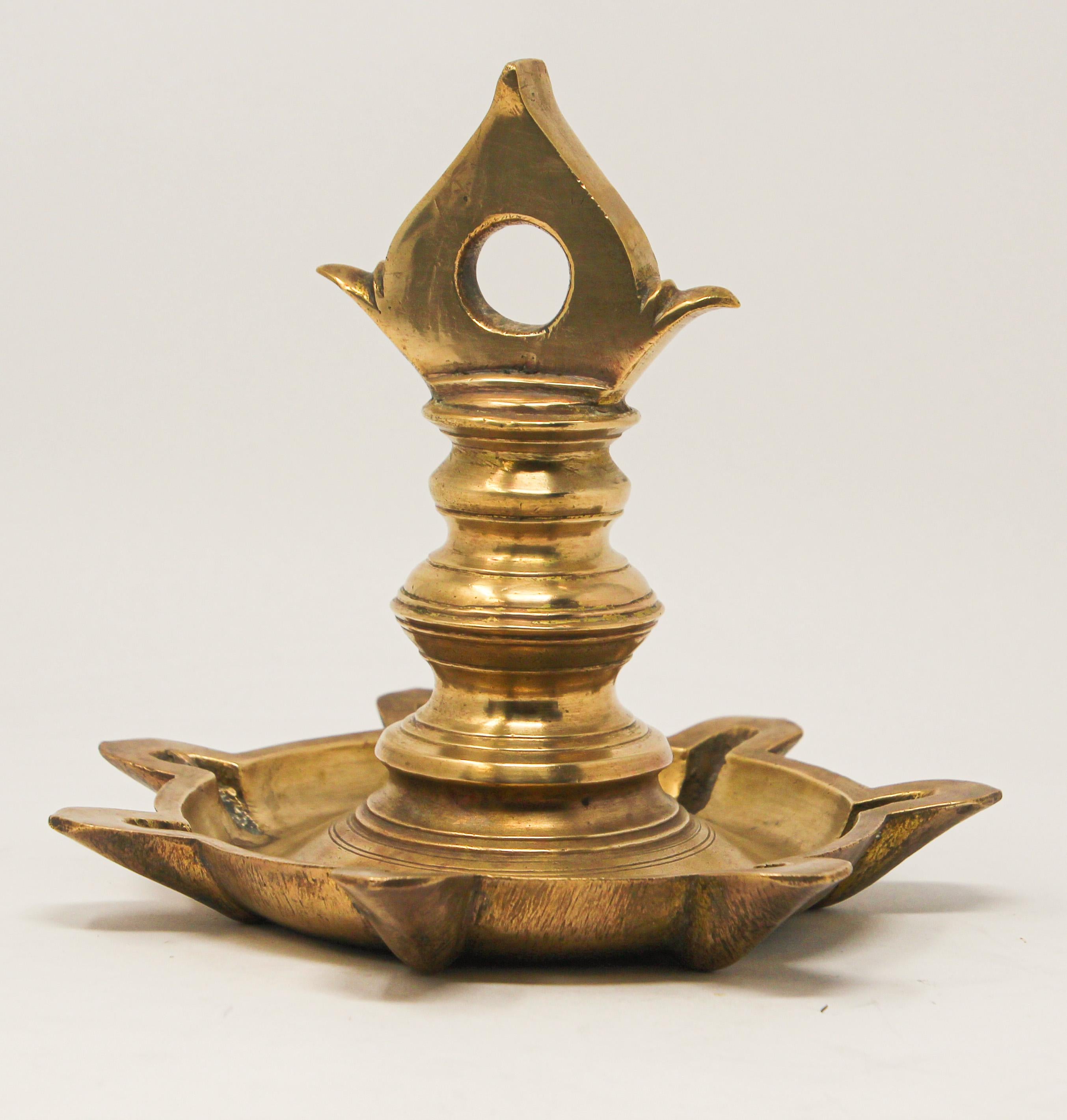 Traditionelle Öllampe aus Messing, Tempel, religiös, asiatisch, Hindu Diya, Kunst, Indien 1900 (Anglo Raj) im Angebot