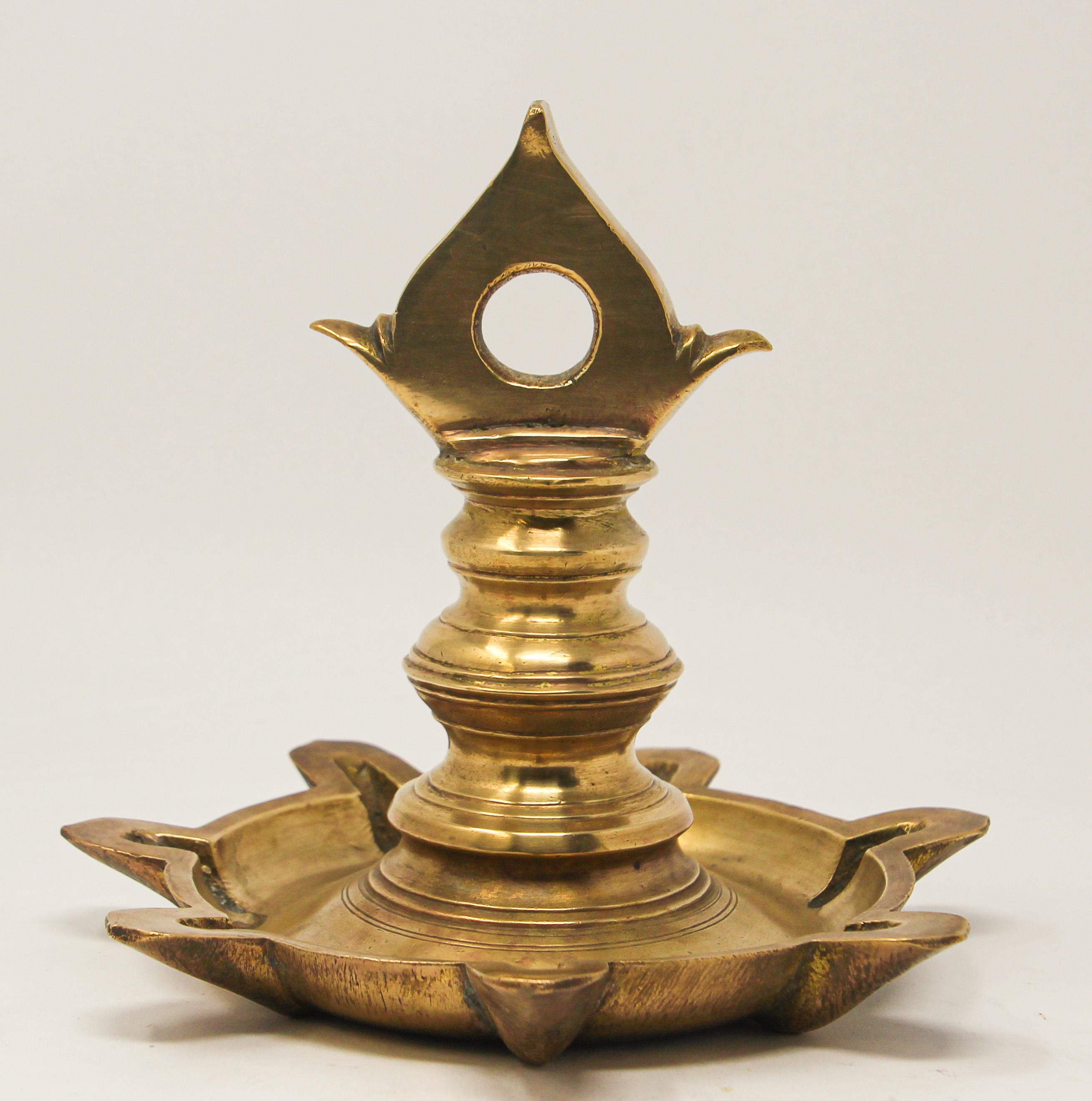 Traditionelle Öllampe aus Messing, Tempel, religiös, asiatisch, Hindu Diya, Kunst, Indien 1900 (Indisch) im Angebot