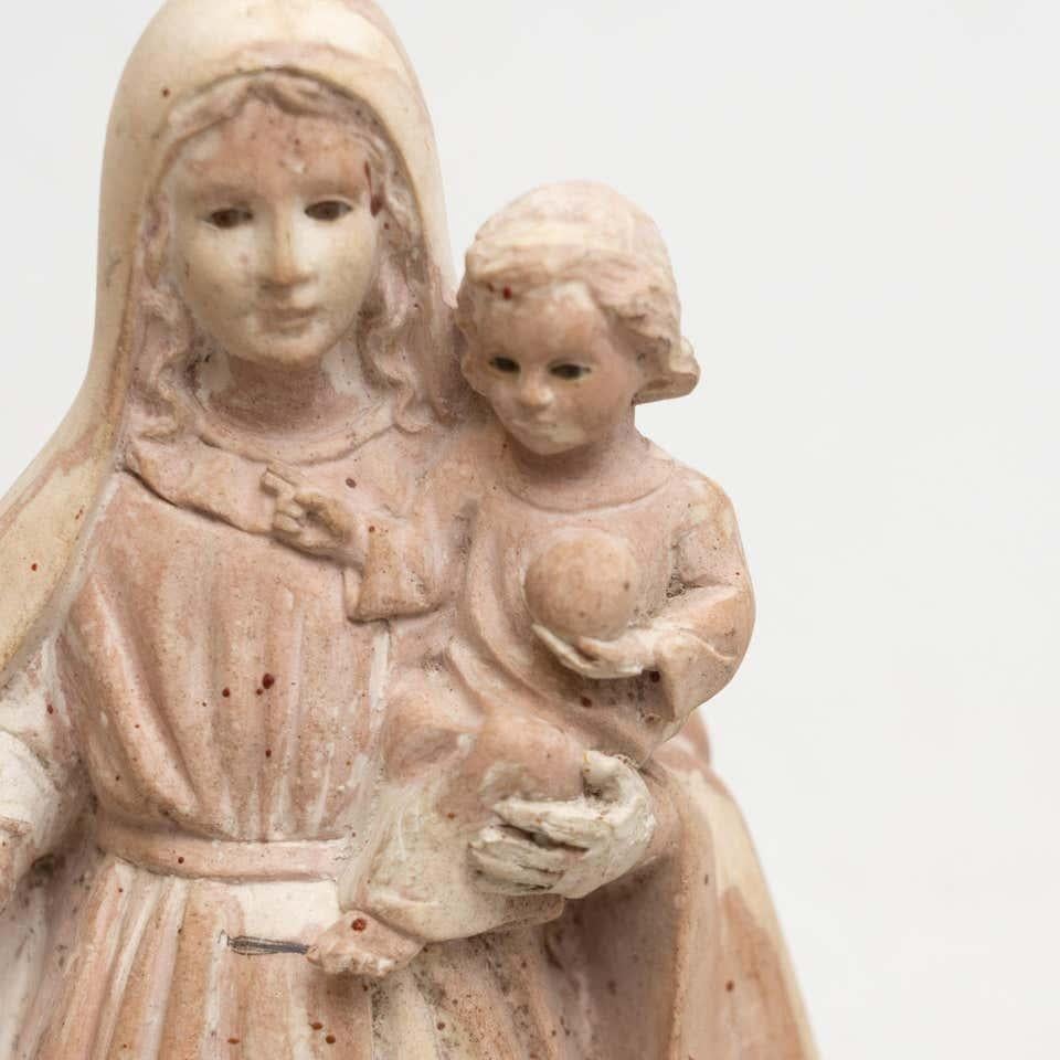 Traditionelle religiöse Gipsfigur: Jungfrau von zeitloser Eleganz im Angebot 5