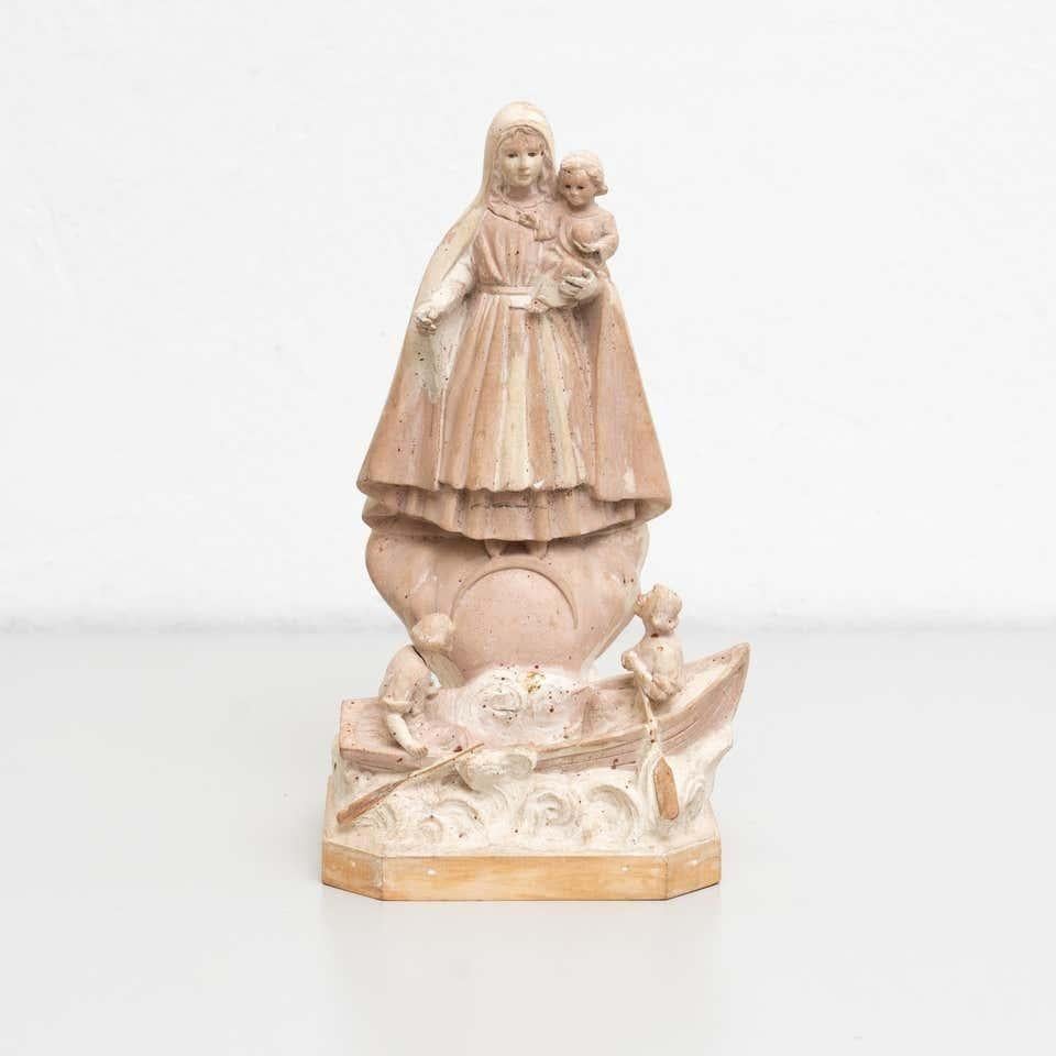 Admirez la grâce et l'élégance de cette figure religieuse traditionnelle en plâtre, représentant la Vierge avec une beauté intemporelle. Fabriquée dans un atelier catalan traditionnel à Olot, en Espagne, vers 1950, cette pièce exquise capture