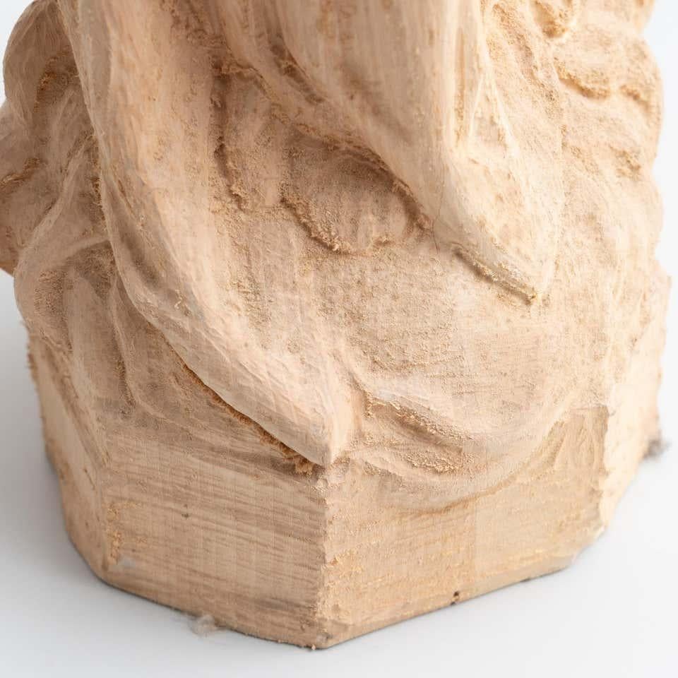 Sculpture traditionnelle religieuse en bois tournée du Christ Jésus-Christ en vente 3