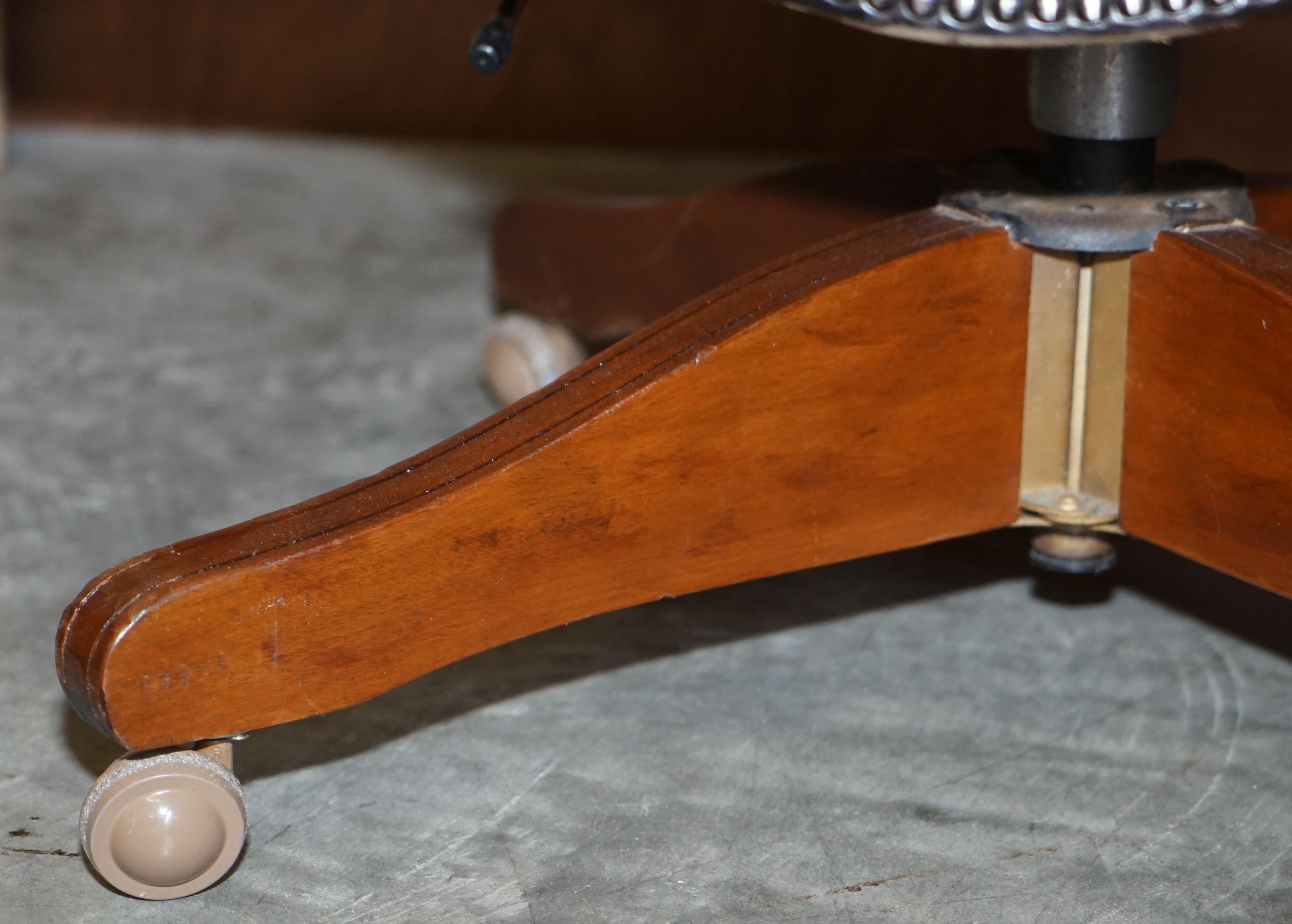 Fauteuil de capitaine Chesterfield traditionnel restauré en cuir de chêne Brown Cigar en vente 6
