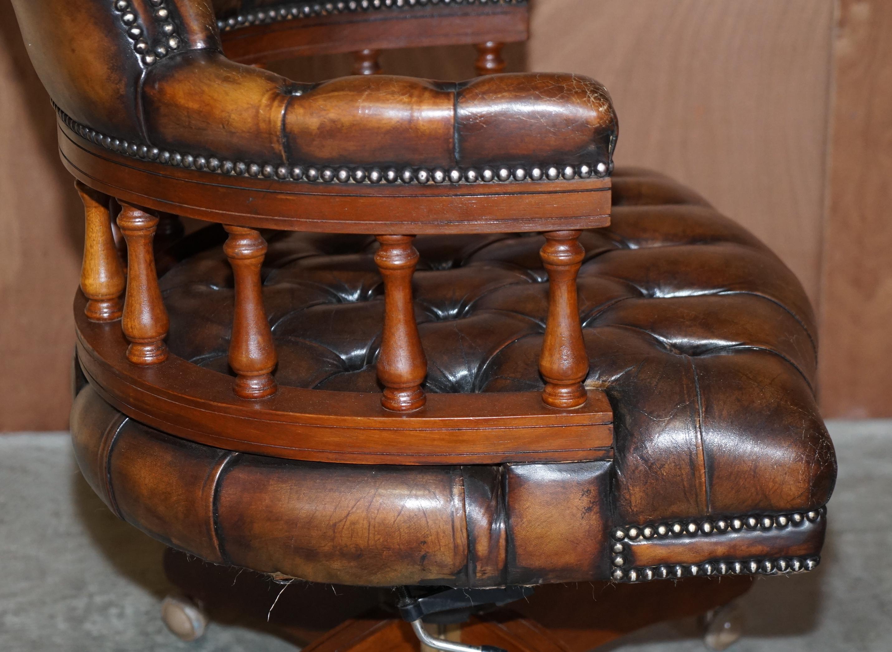 Fauteuil de capitaine Chesterfield traditionnel restauré en cuir de chêne Brown Cigar en vente 8